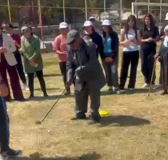 Huzurevindeki Yaşlıları Golf Oynamaya Götürdüler (4)