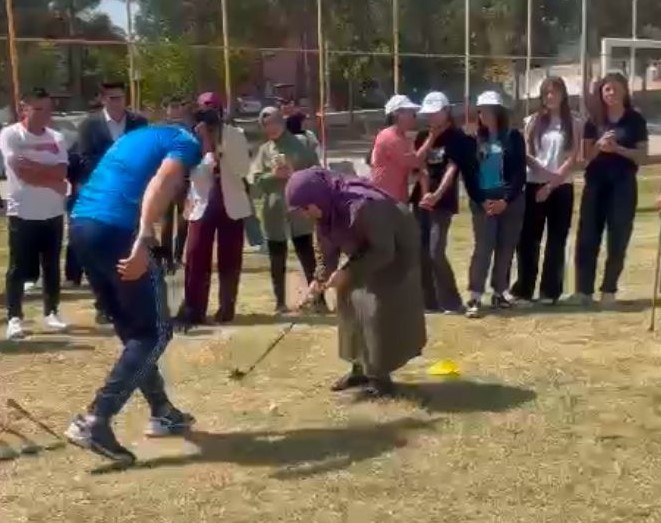 Huzurevindeki Yaşlıları Golf Oynamaya Götürdüler (5)