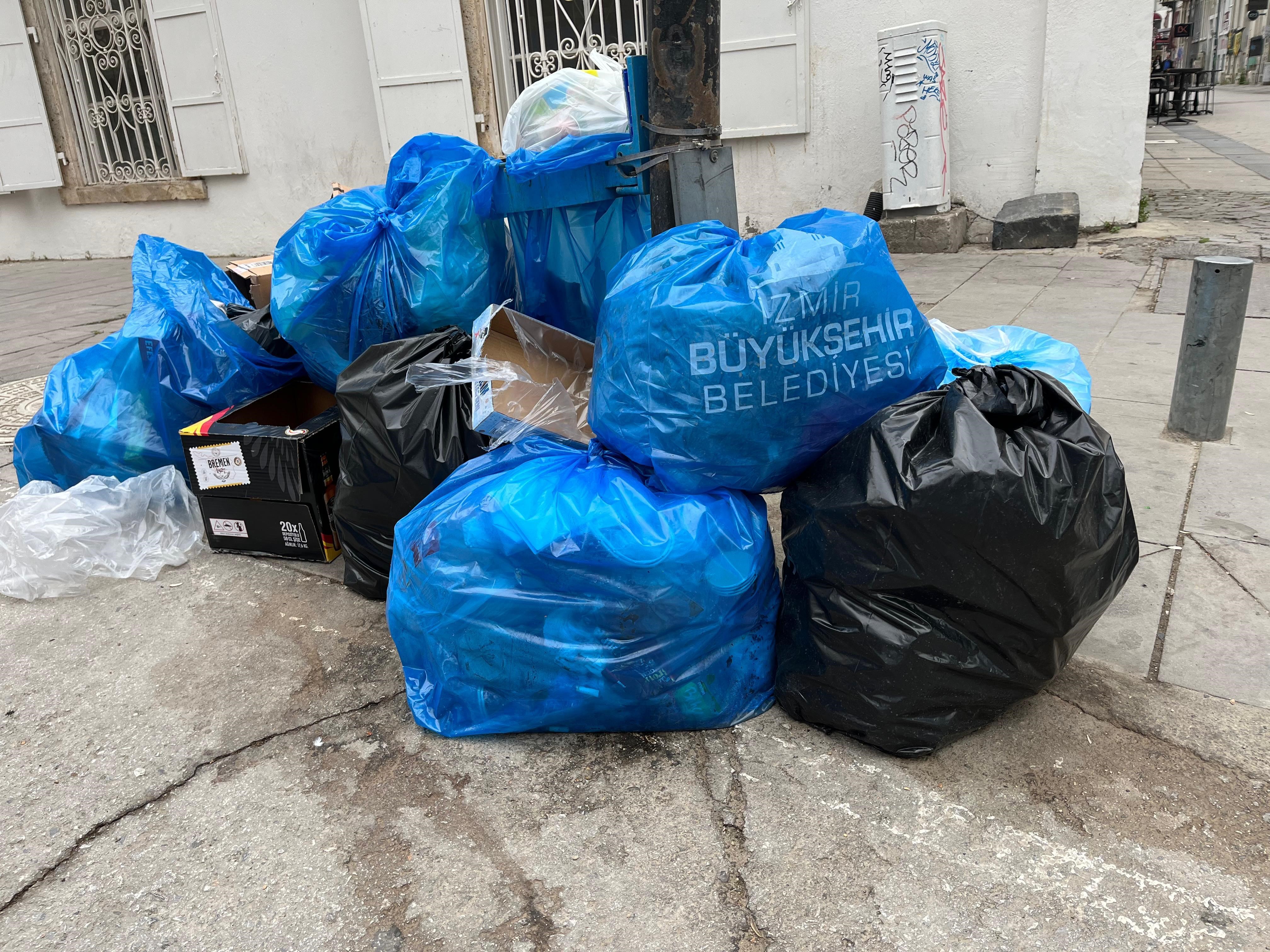 İzmir’de Grev Üçüncü Gününde.. Kordon Çöple Doldu (8)