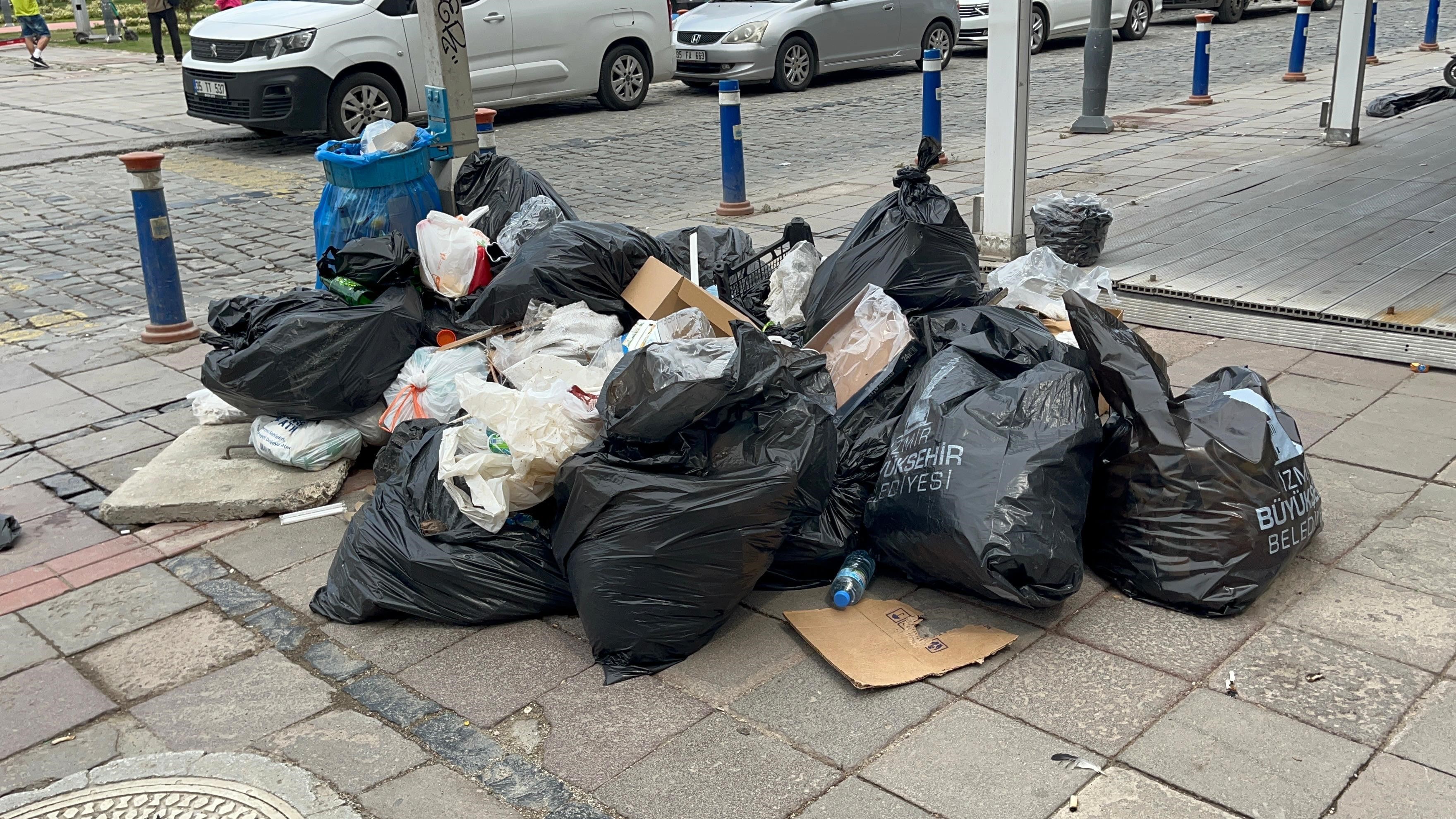 İzmir’de Grev Üçüncü Gününde.. Kordon Çöple Doldu (9)