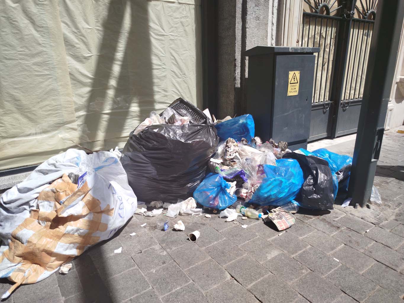 İzmir'in Göbeğinde Çöpten Utanç Manzarası (2)