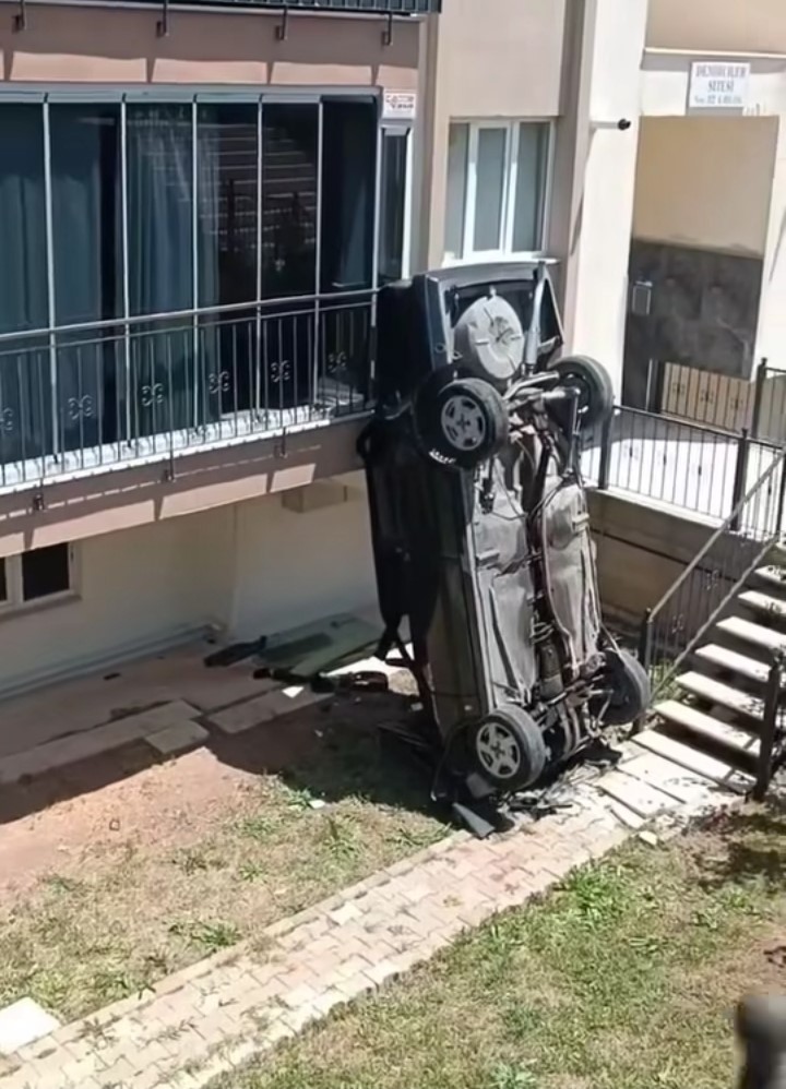 Kadın Sürücü Bahçeye Uçtu (3)