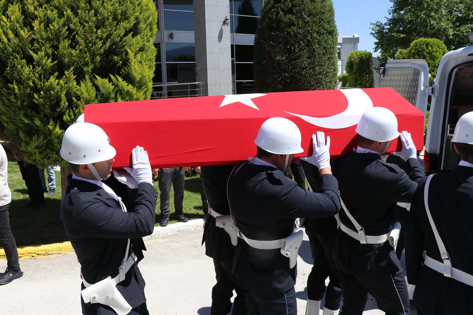 Kalp Krizi Geçiren Polis Memuru Kurtarılamadı (8)