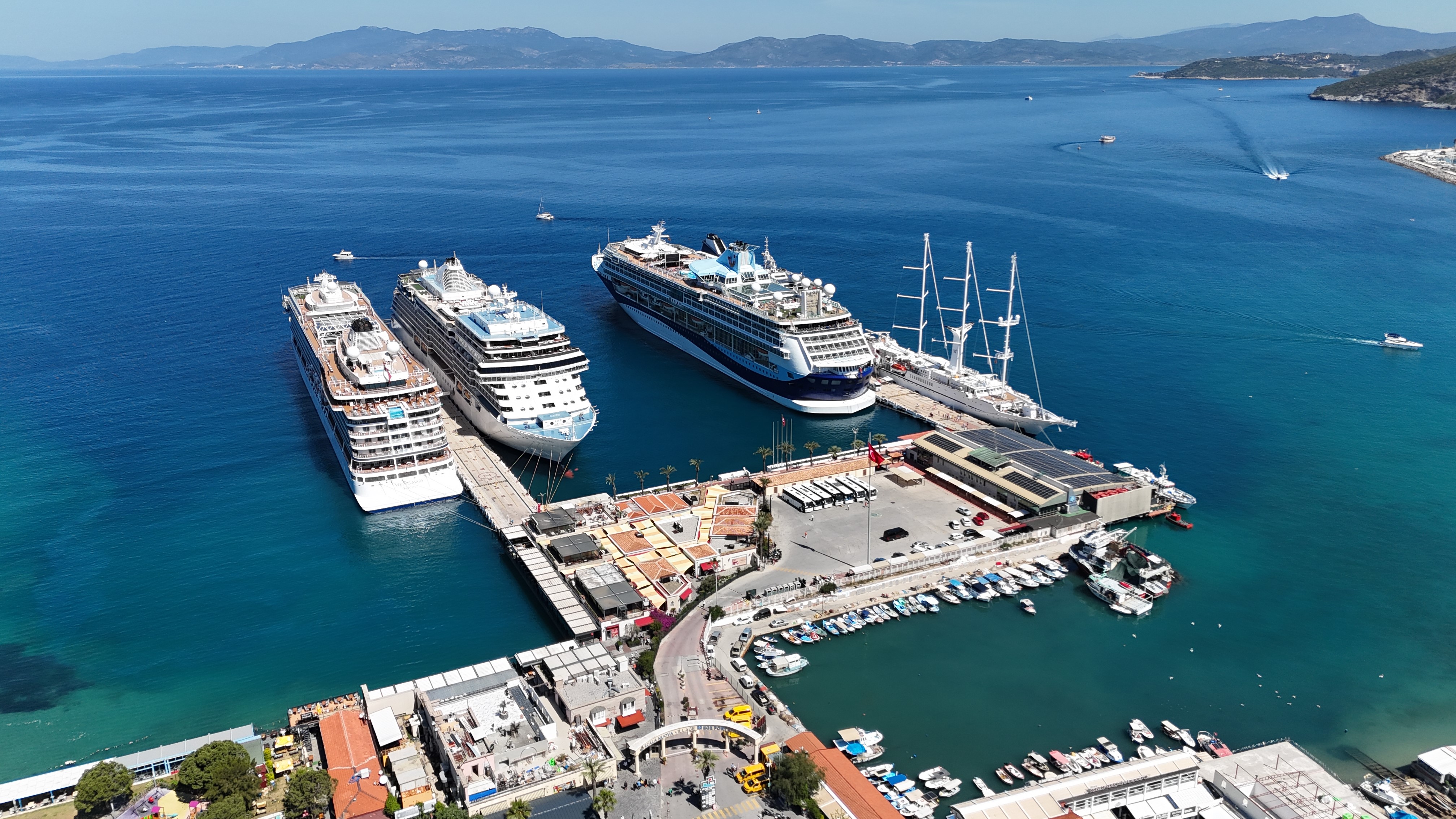 Kuşadası’na Aynı Anda 5 Kruvaziyer Demirledi (2)