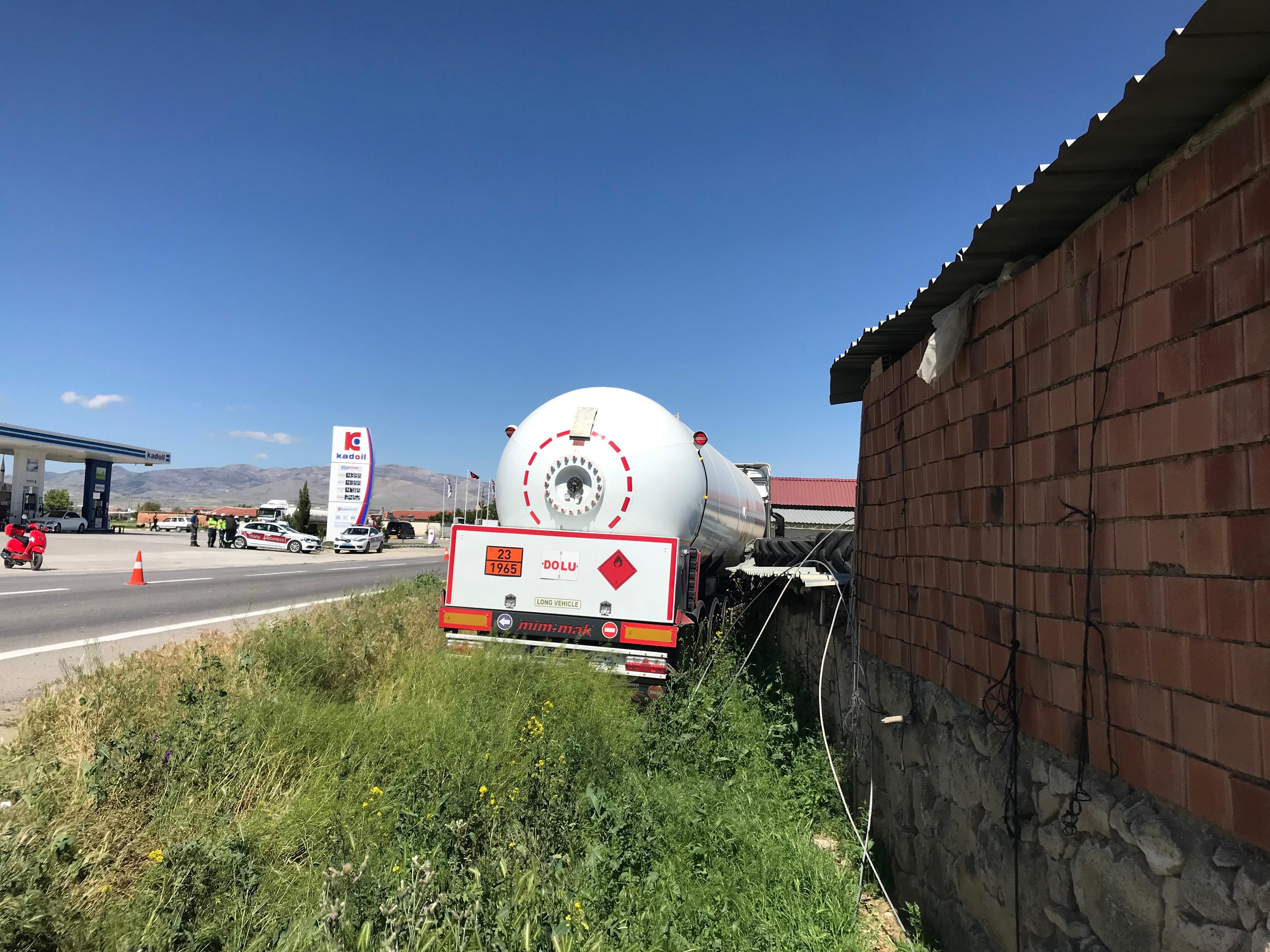 Lpg Yüklü Tanker Önce Direğe Sonra Duvara Çarptı (2)