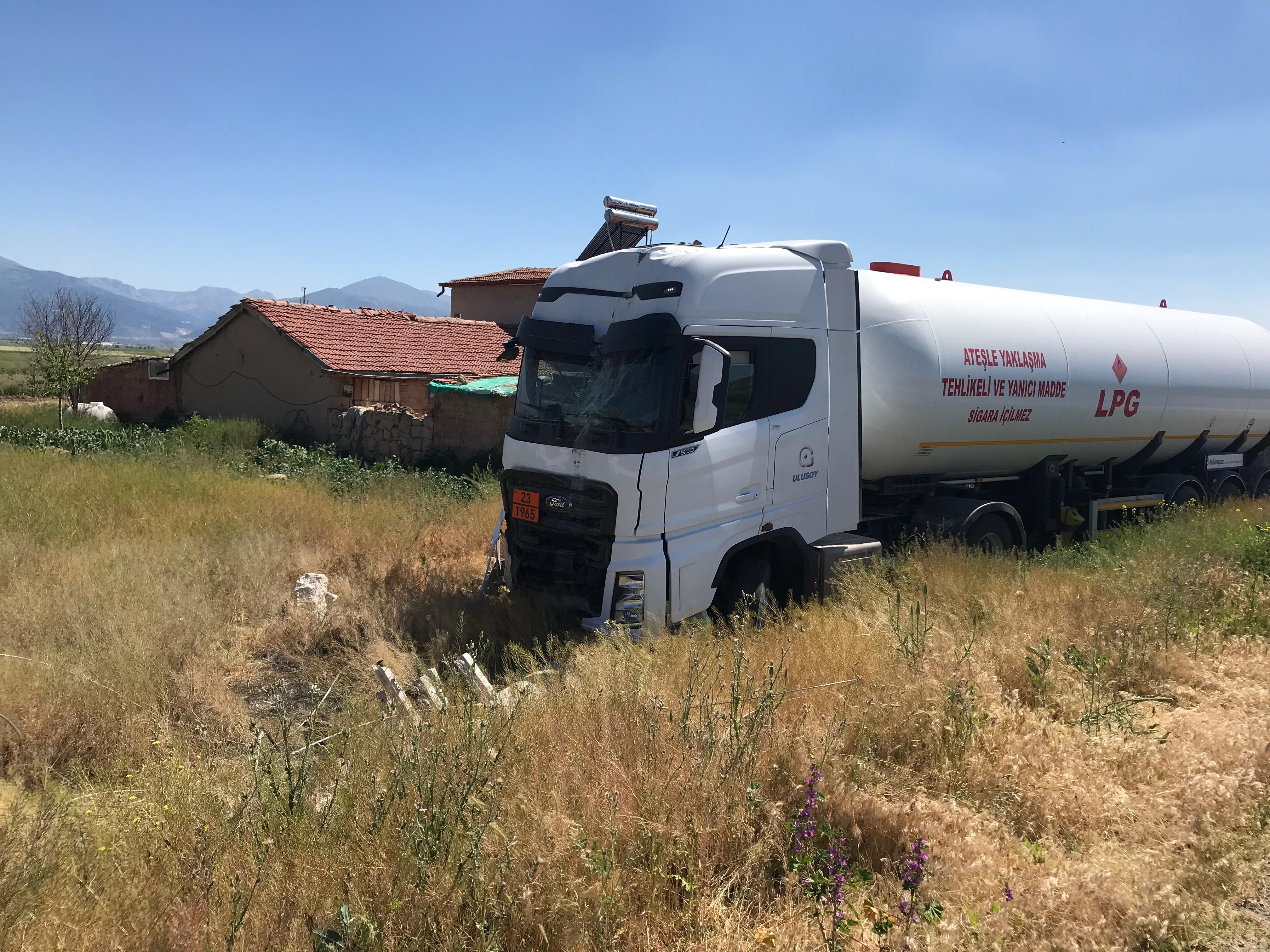 Lpg Yüklü Tanker Önce Direğe Sonra Duvara Çarptı (3)