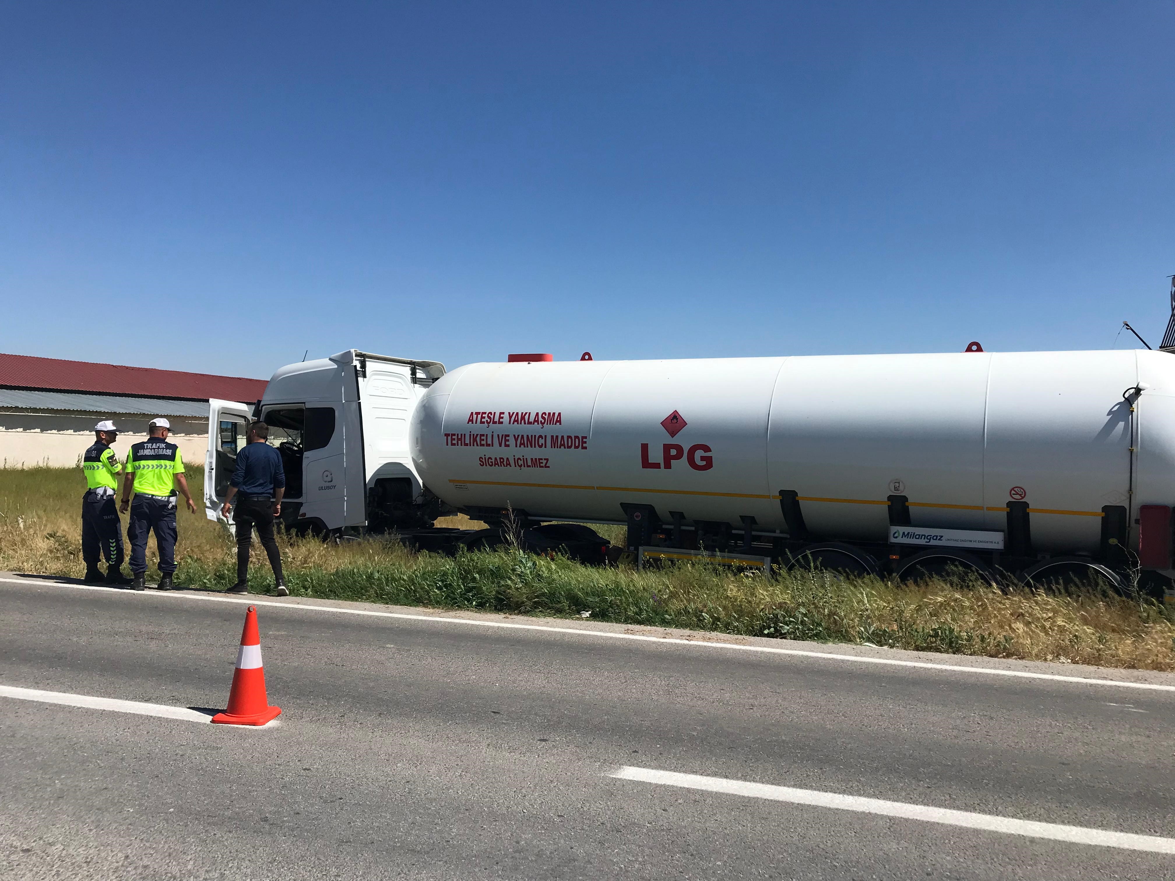 Lpg Yüklü Tanker Önce Direğe Sonra Duvara Çarptı