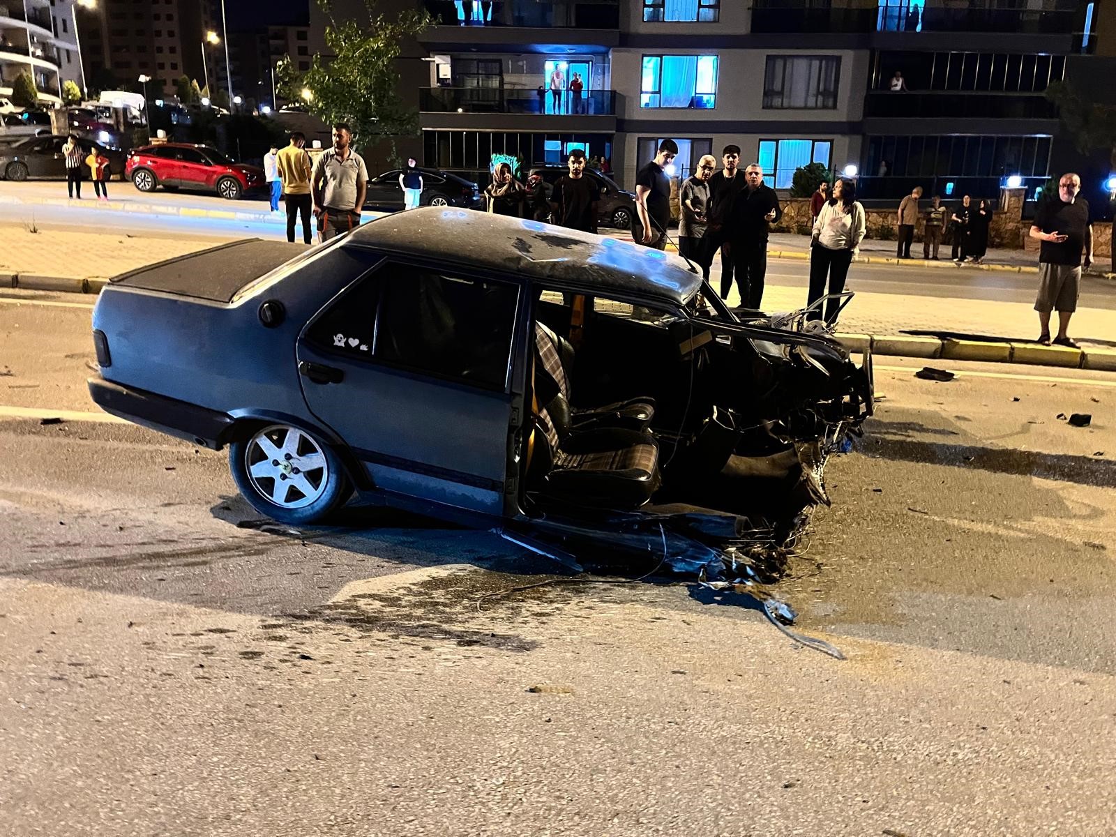 Lüks Araçla Çarpışan Tofaş Ikiye Bölündü (4)