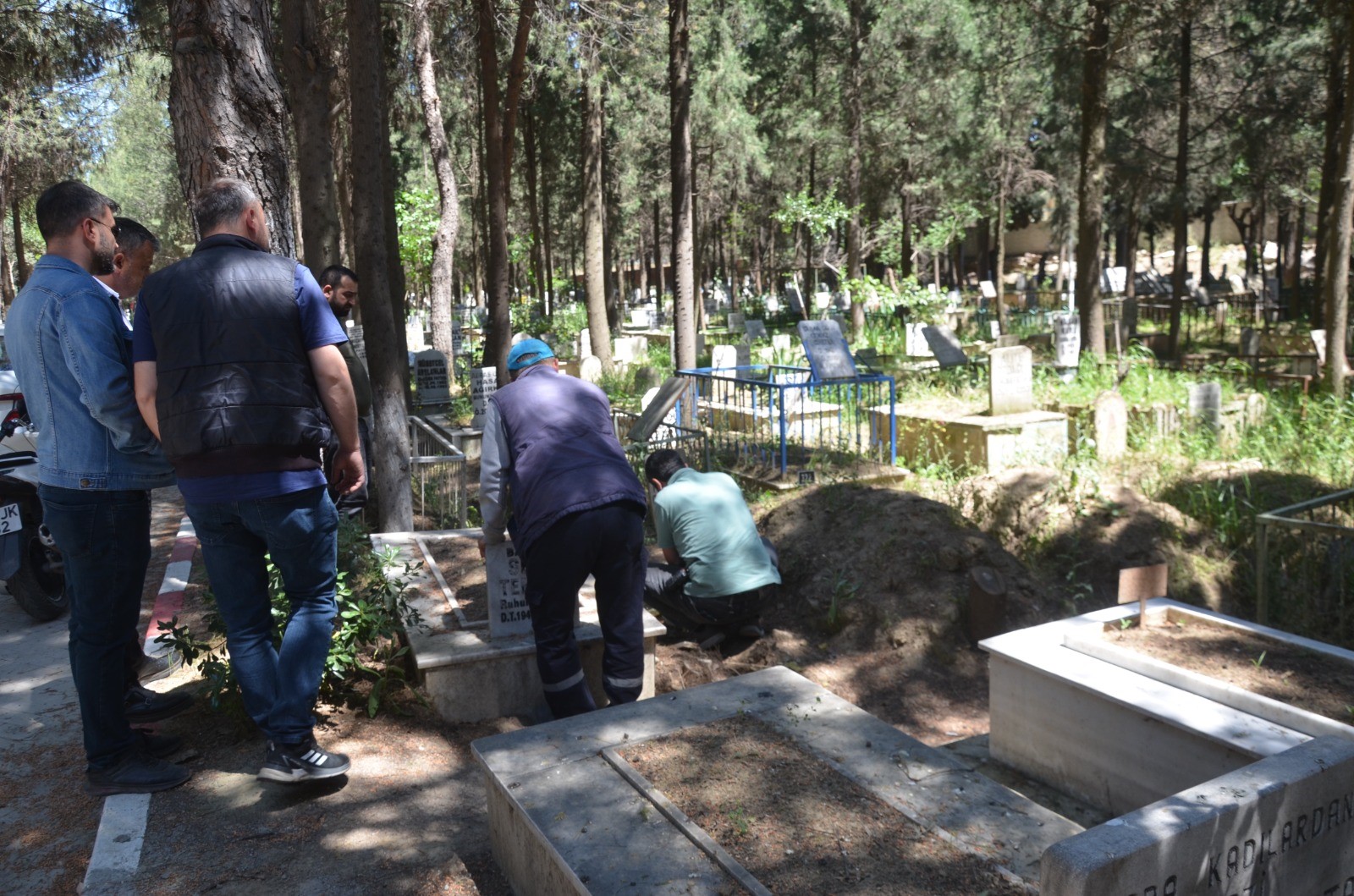 Mezarlıkta Alarm.. Poşete Sarıp Attılar, Ekipler Inceleme Başlattı (2)