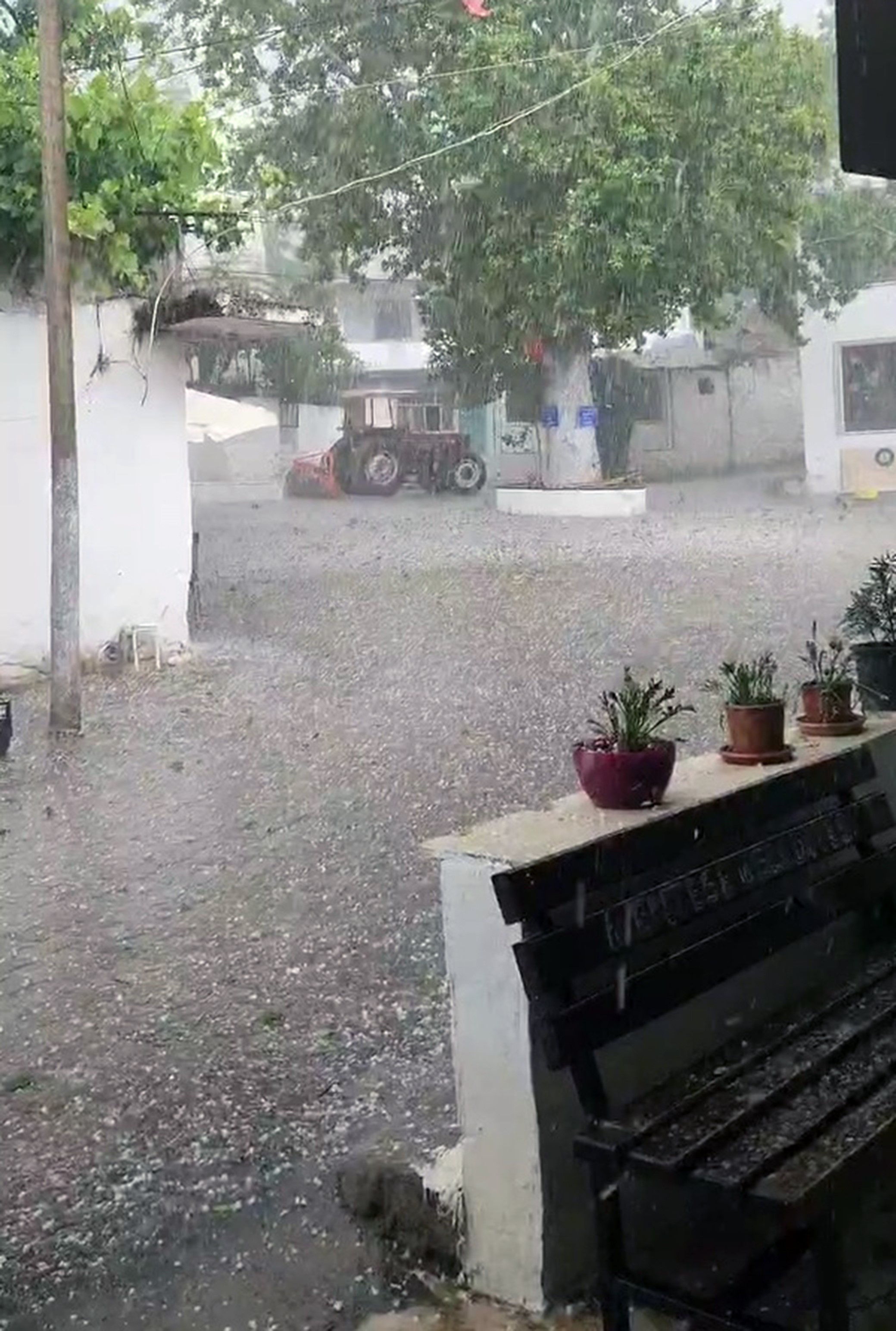 Muğla’da Dolu Ve Sağanak Yağış Ortalığı Savaş Alanına Çevirdi