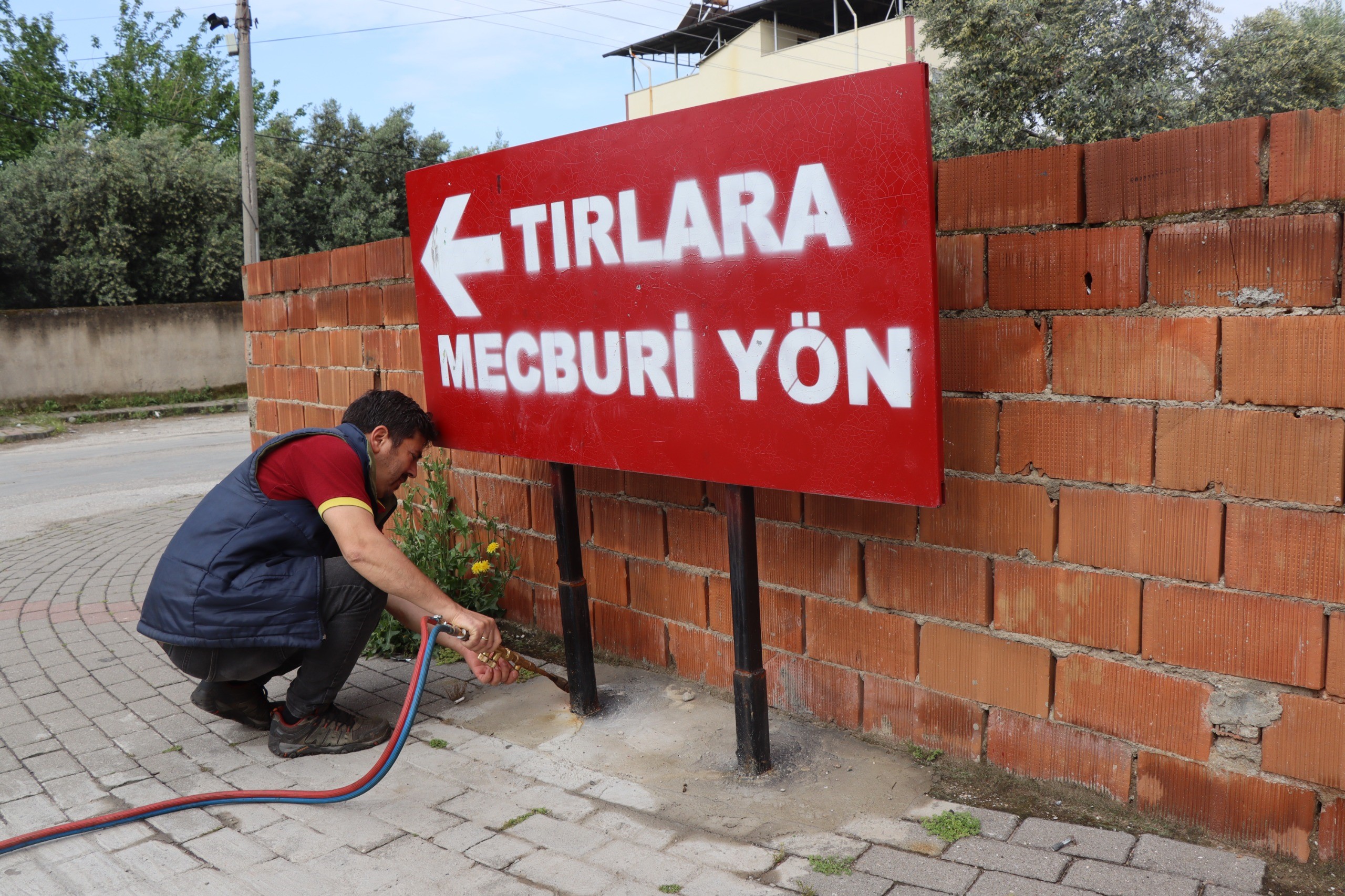 Nazilli'de Izinsiz Asılan Tabela Ve Dubalar Söküldü (2)