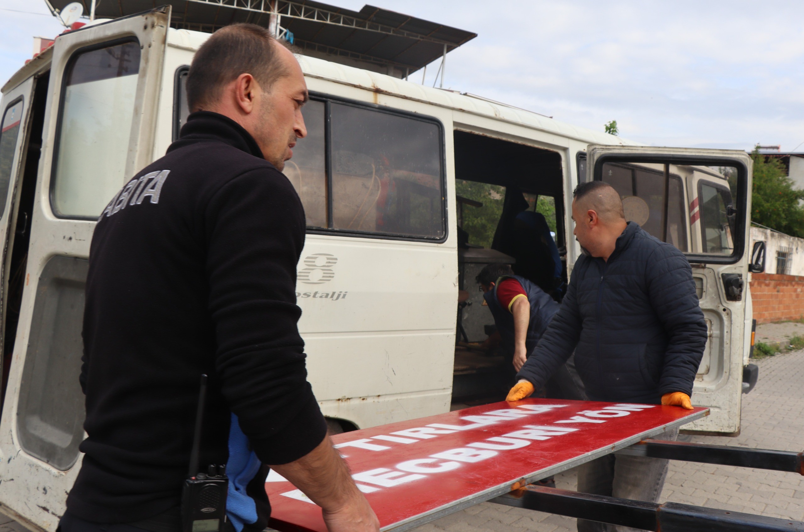 Nazilli'de Izinsiz Asılan Tabela Ve Dubalar Söküldü (3)