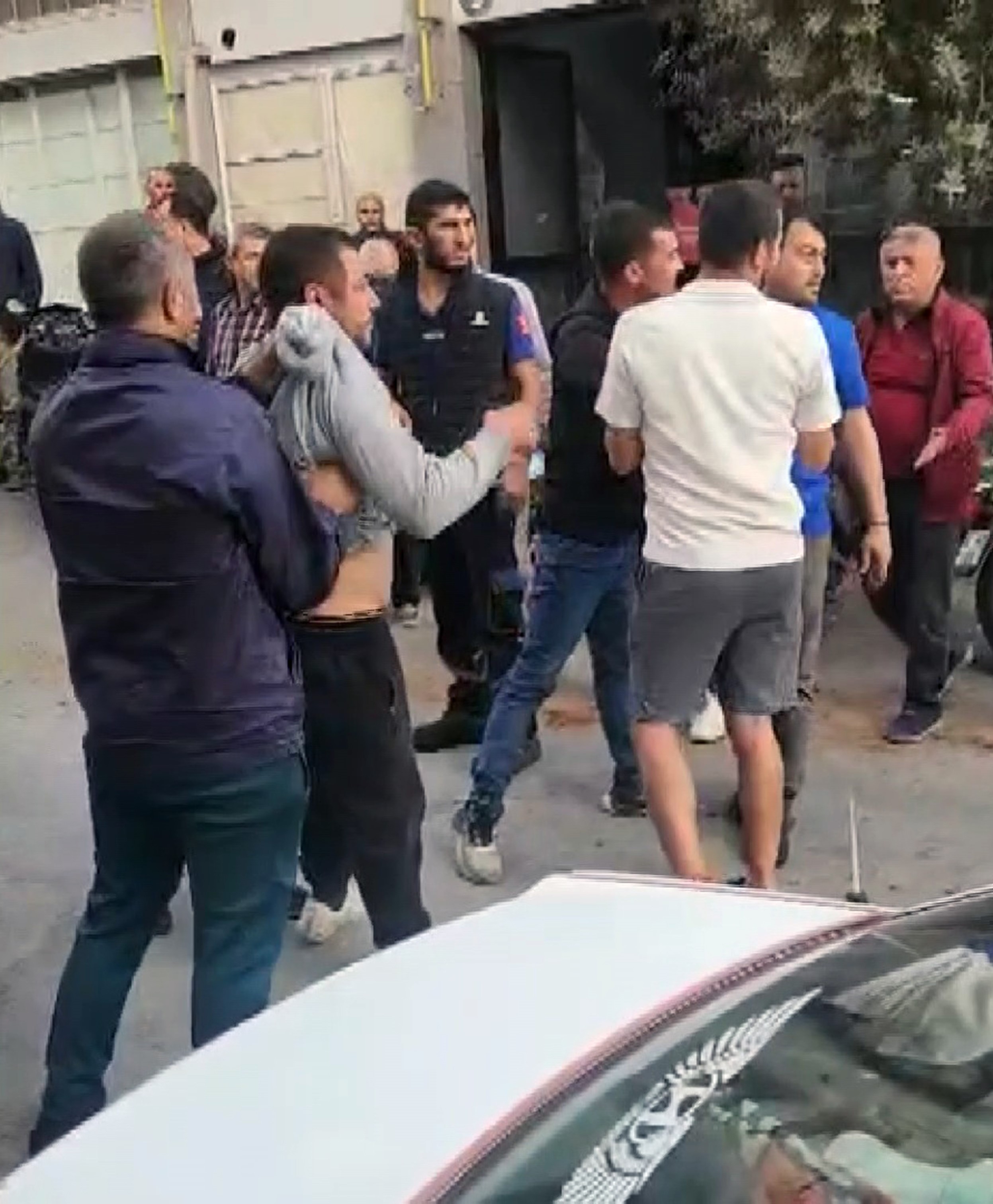 Ortalık Fena Karıştı.. Vatandaşlar Yaka Paça Yakaladı