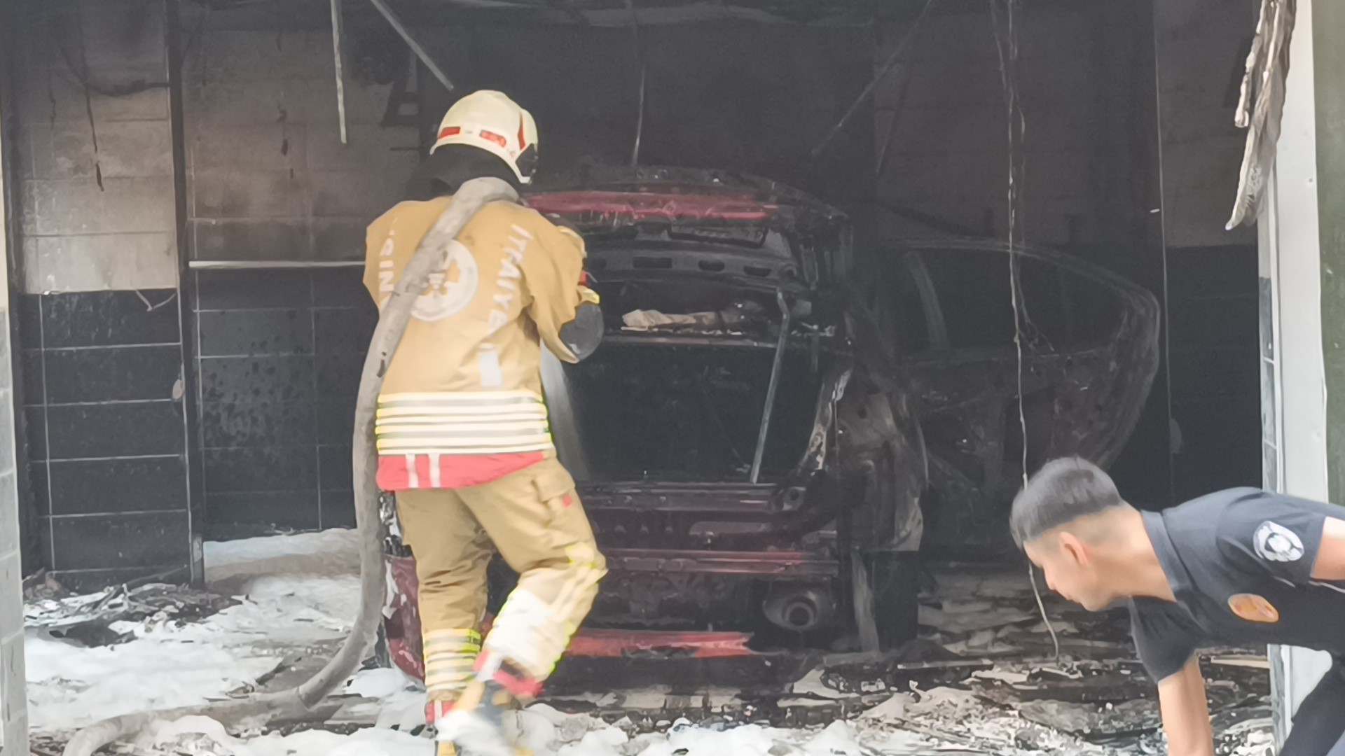 Oto Yıkamacıdaki Yangında Bir Kişi Hayatını Kaybetti (3)