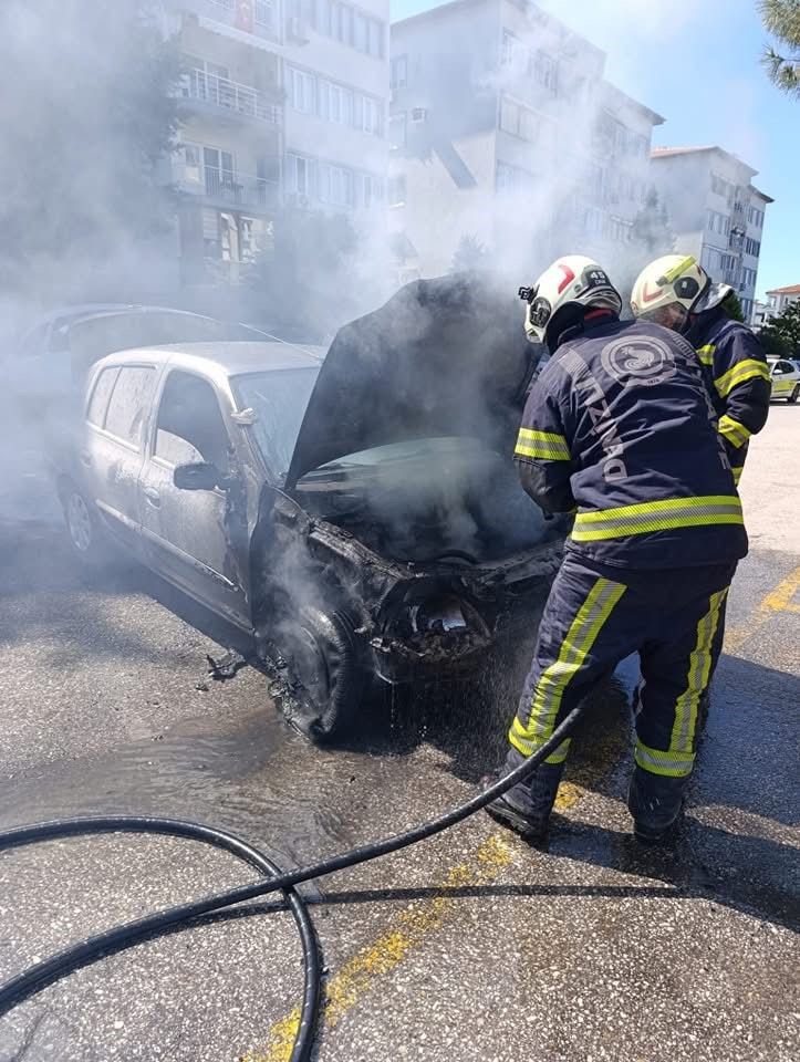 Otomobil Alev Alev Yandı, Sürücü Son Anda Kurtuldu (2)