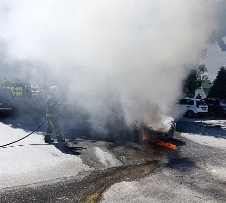 Otomobil Alev Alev Yandı, Sürücü Son Anda Kurtuldu (4)