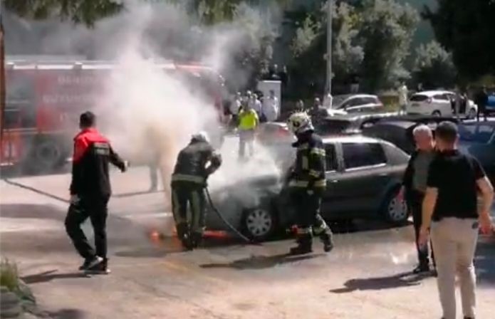 Otomobil Alev Alev Yandı, Sürücü Son Anda Kurtuldu (6)