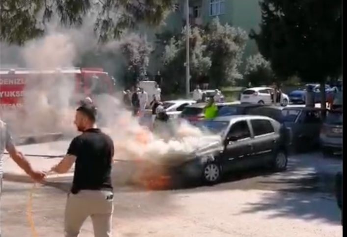 Otomobil Alev Alev Yandı, Sürücü Son Anda Kurtuldu