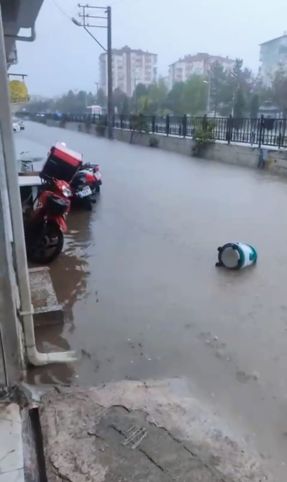 Sağanak Bastırdı, Yollar Göle Döndü (2)