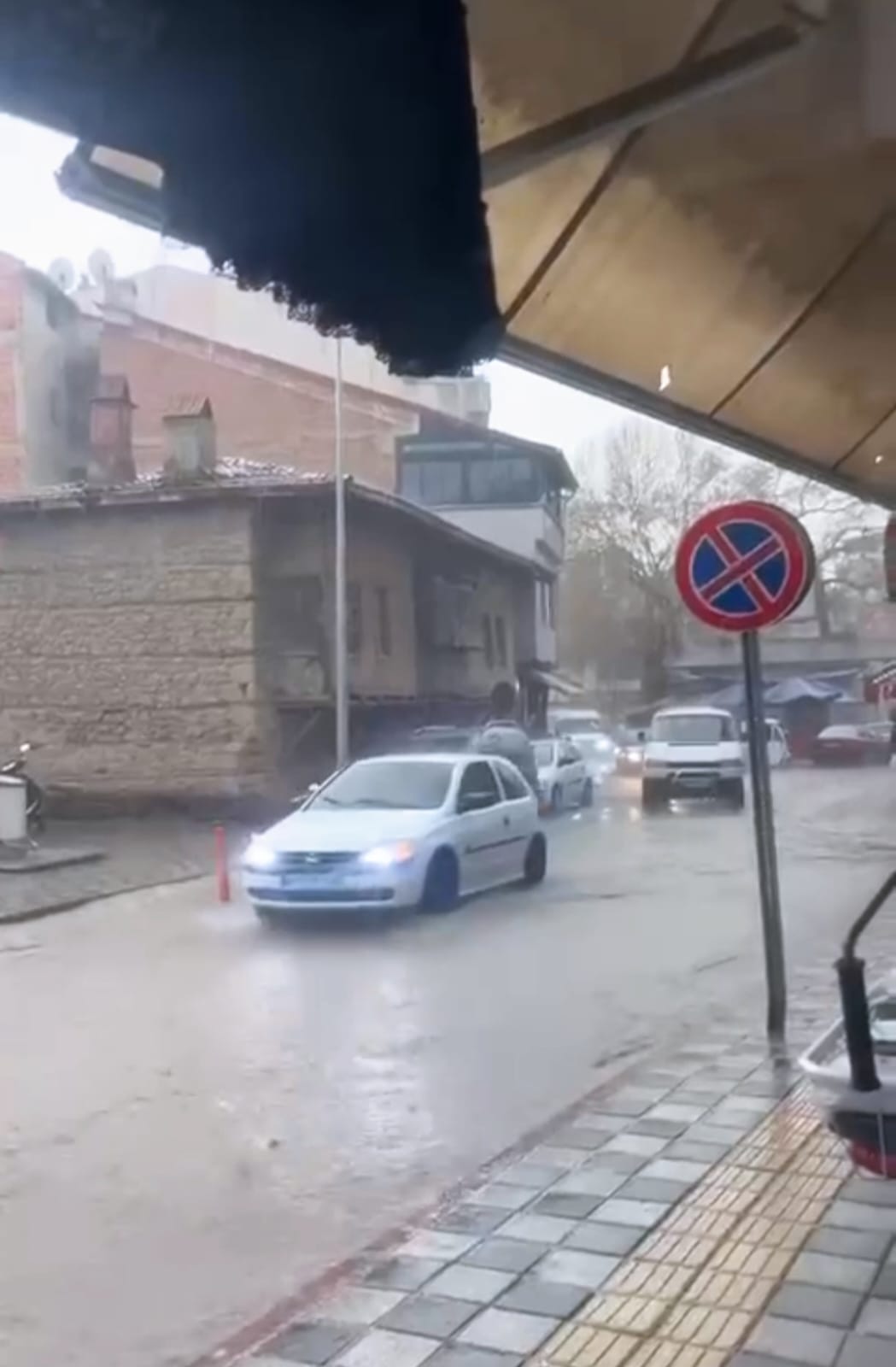 Sağanak Bastırdı, Yollar Göle Döndü