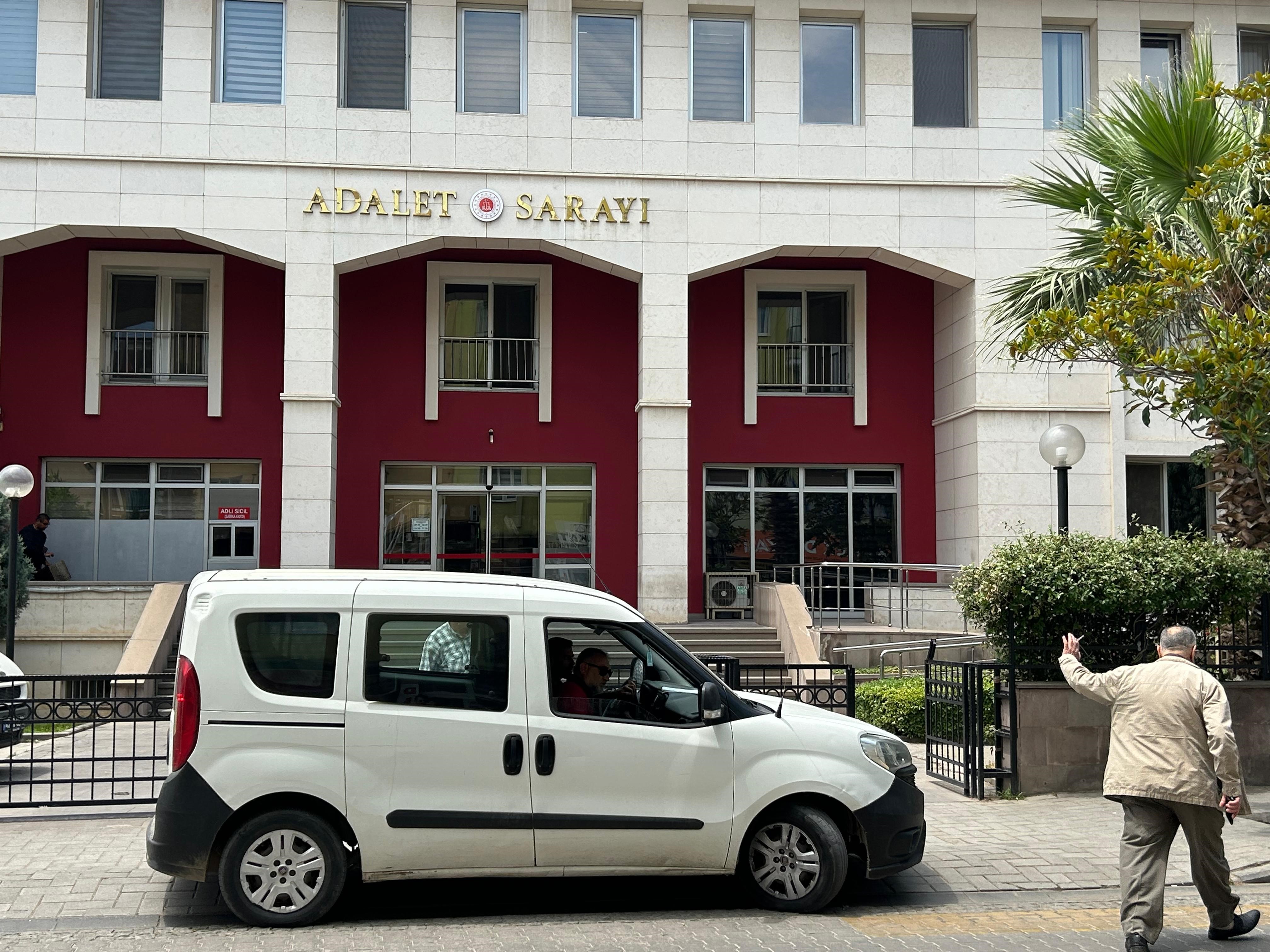 Sokakta Yürüyen Kediyi Tüfekle Vurdu (2)