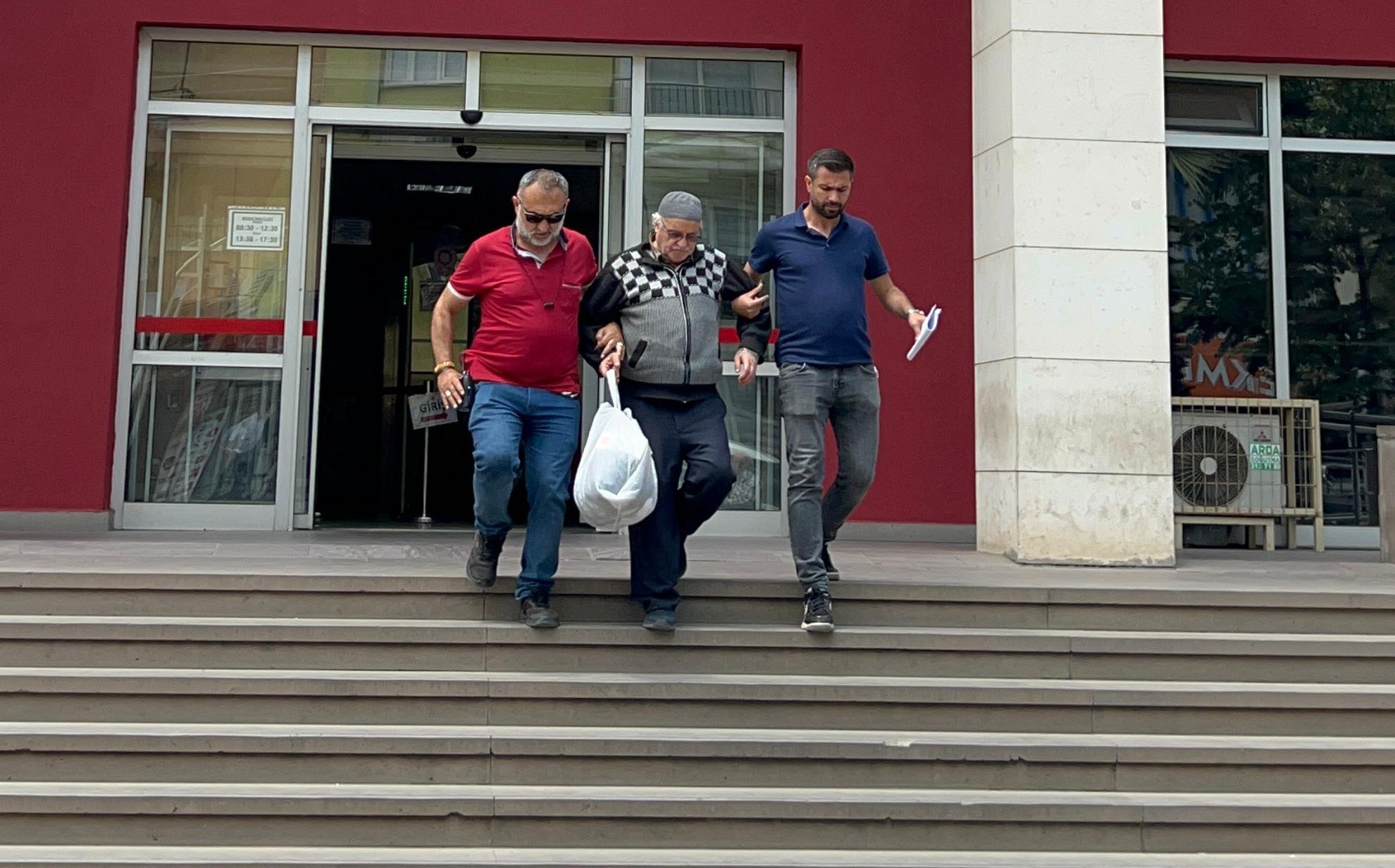 Sokakta Yürüyen Kediyi Tüfekle Vurdu