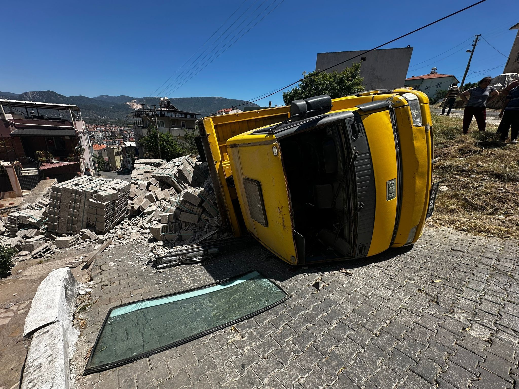Tuğla Yüklü Kamyon Devrildi (3)