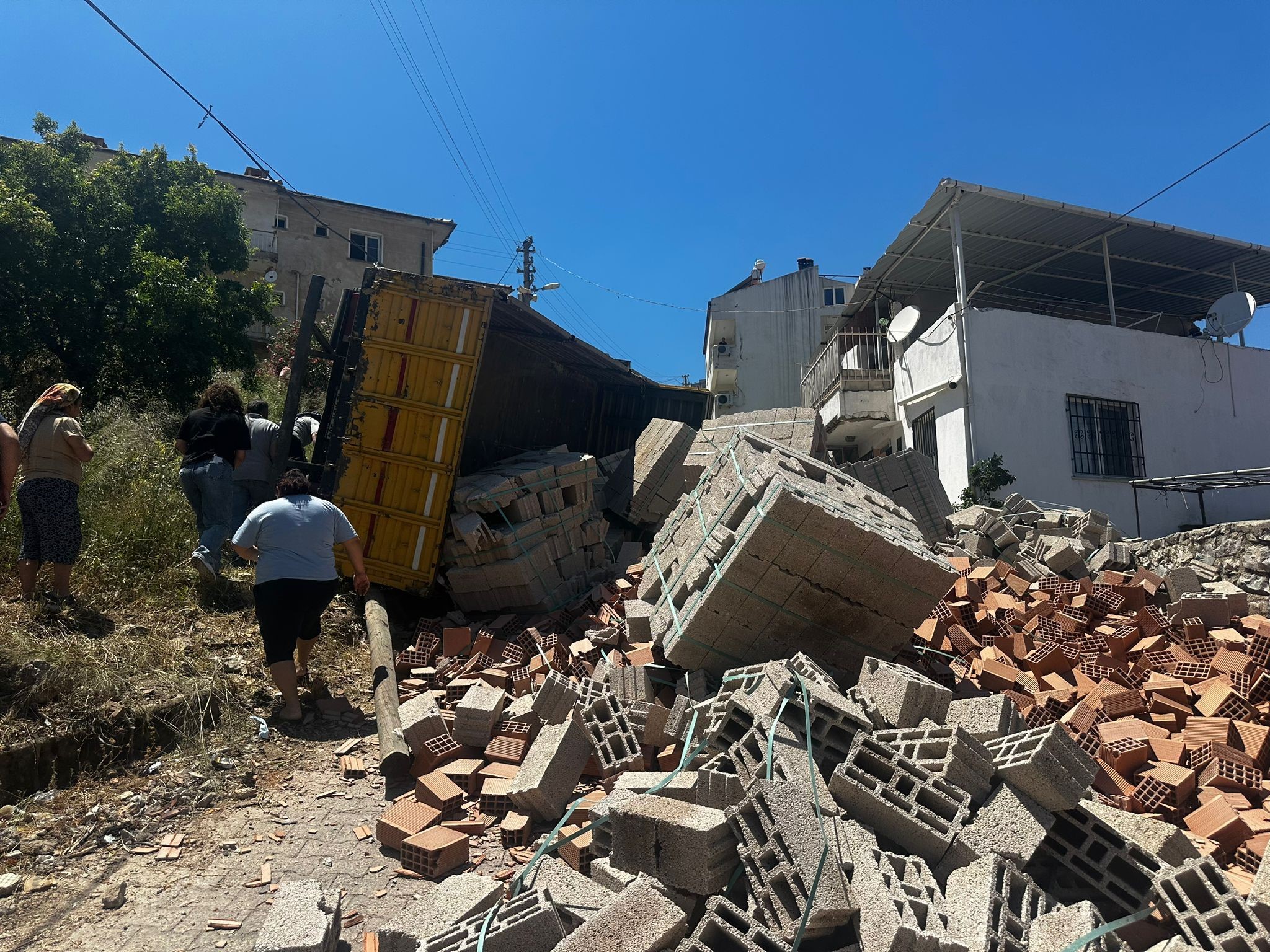 Tuğla Yüklü Kamyon Devrildi