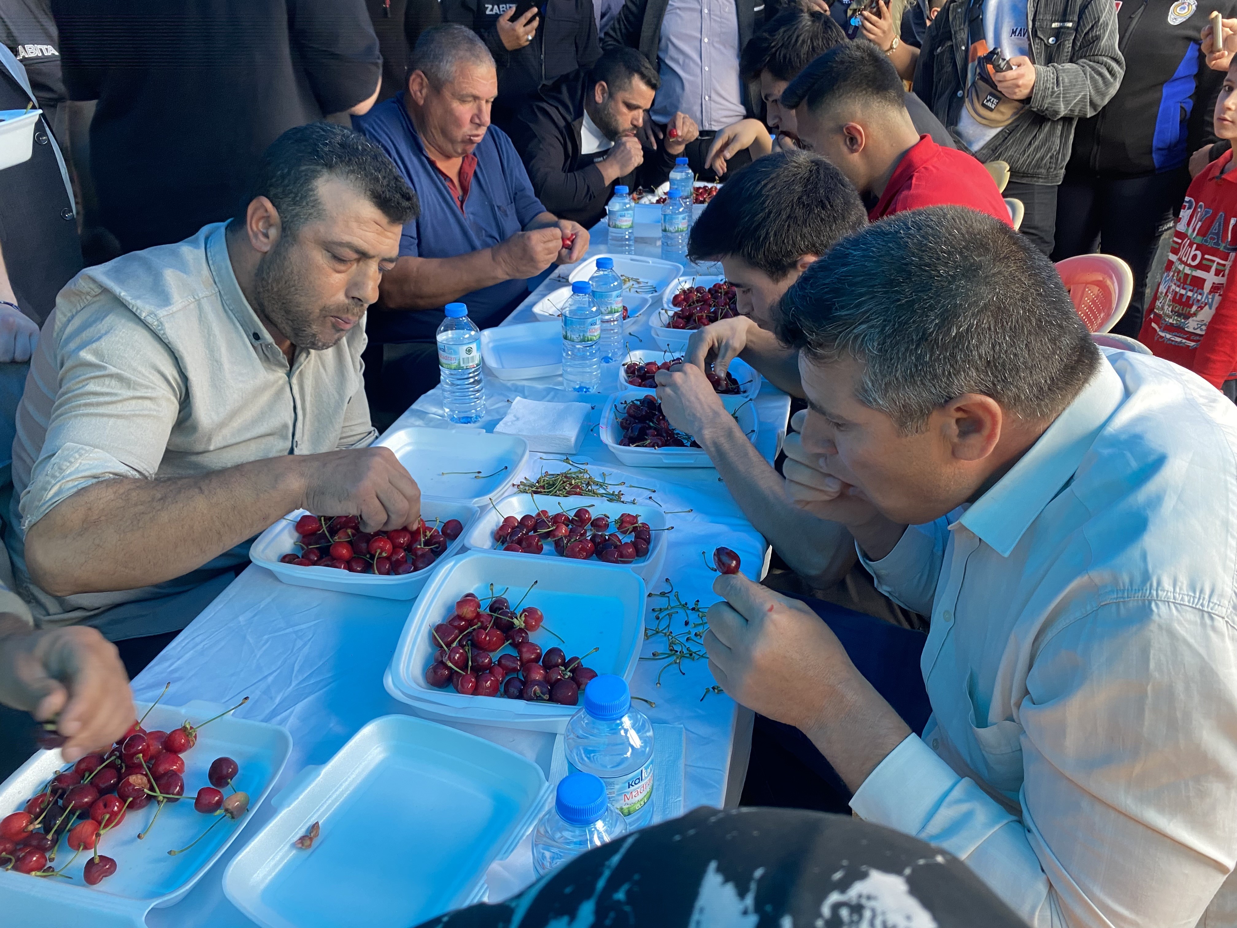 10 Dakikada 2 Buçuk Kilo Kiraz Yedi (2)