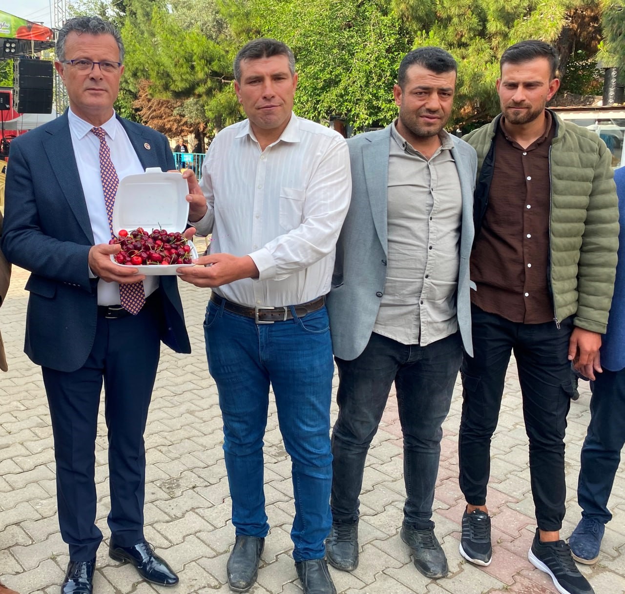 10 Dakikada 2 Buçuk Kilo Kiraz Yedi (3)