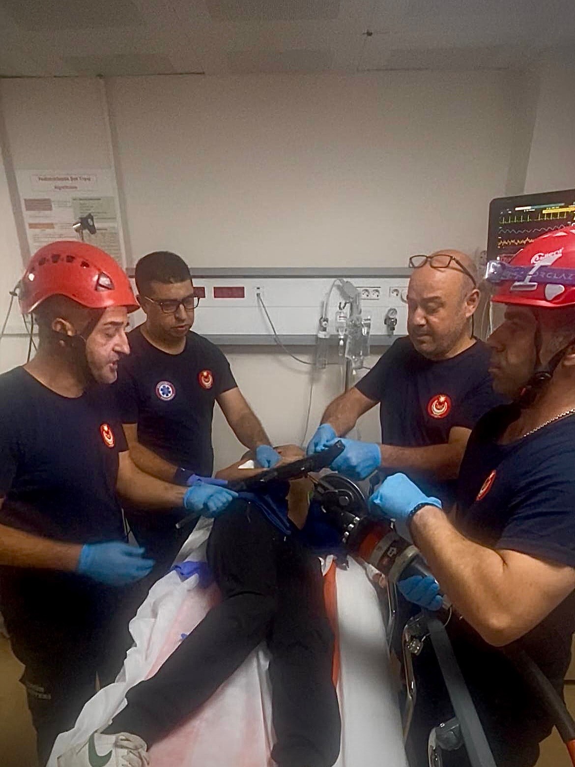 13 Yaşındaki Çocuk Ağaçtan Düşüp Korkuluklara Saplandı (3)