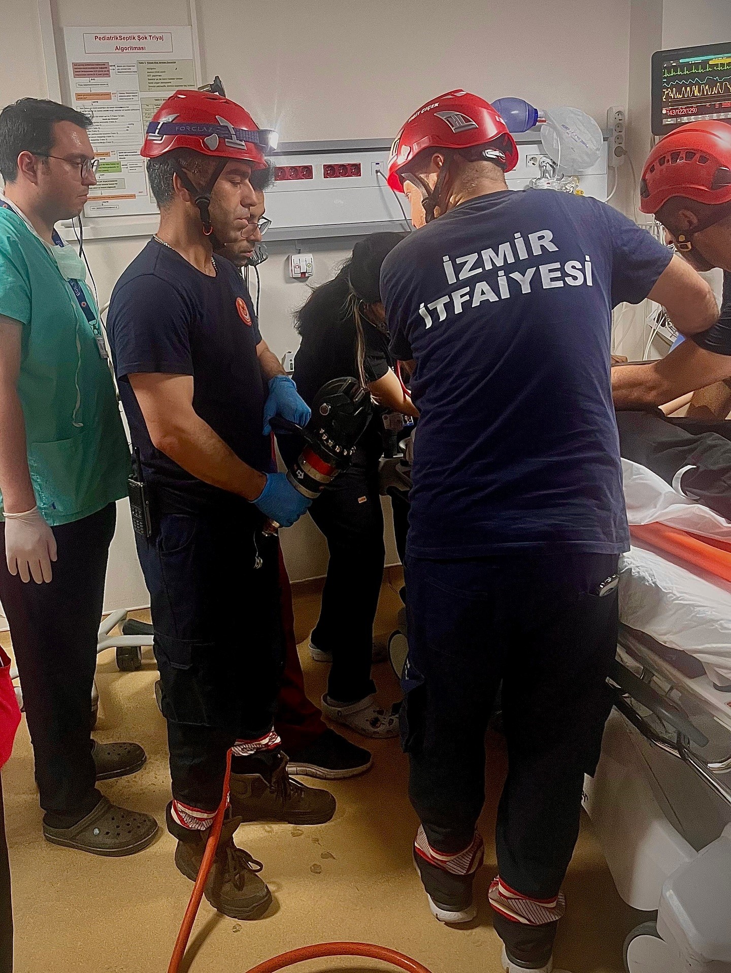 13 Yaşındaki Çocuk Ağaçtan Düşüp Korkuluklara Saplandı (5)