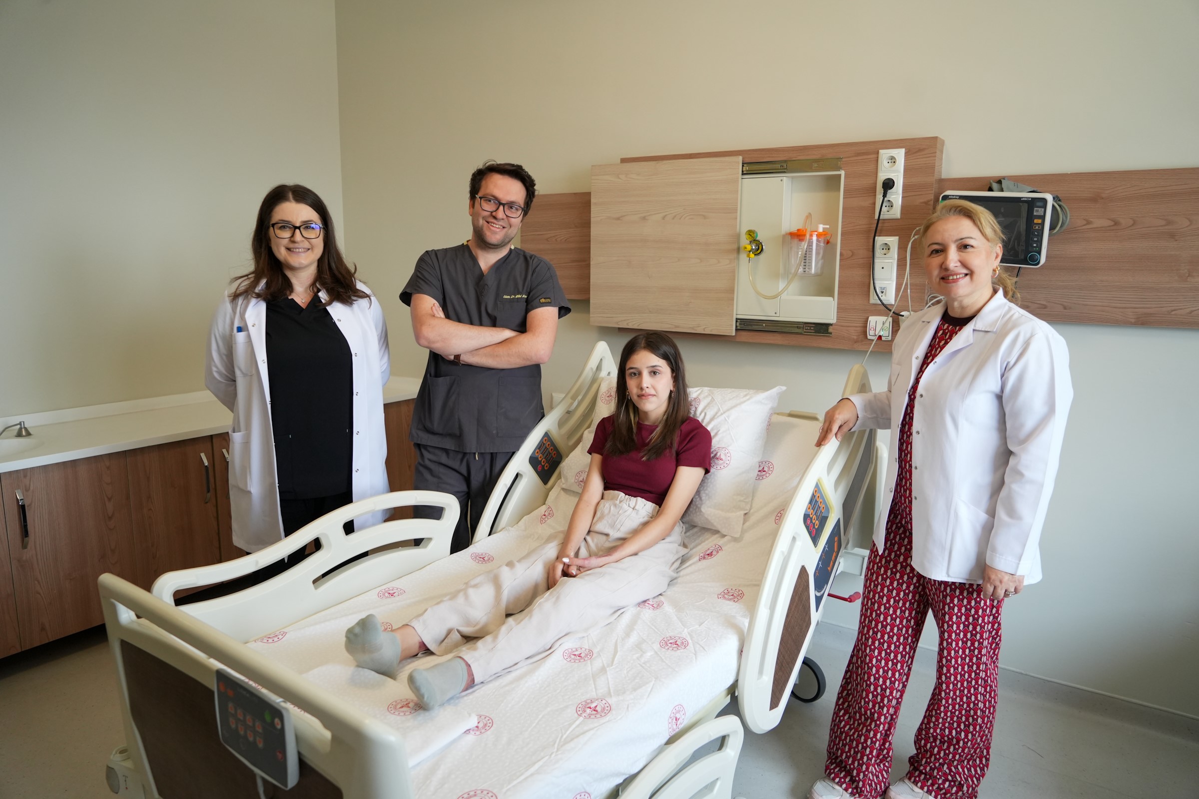 15 Yaşındaki Kızın Bacağı Kesilmekten Kurtarıldı