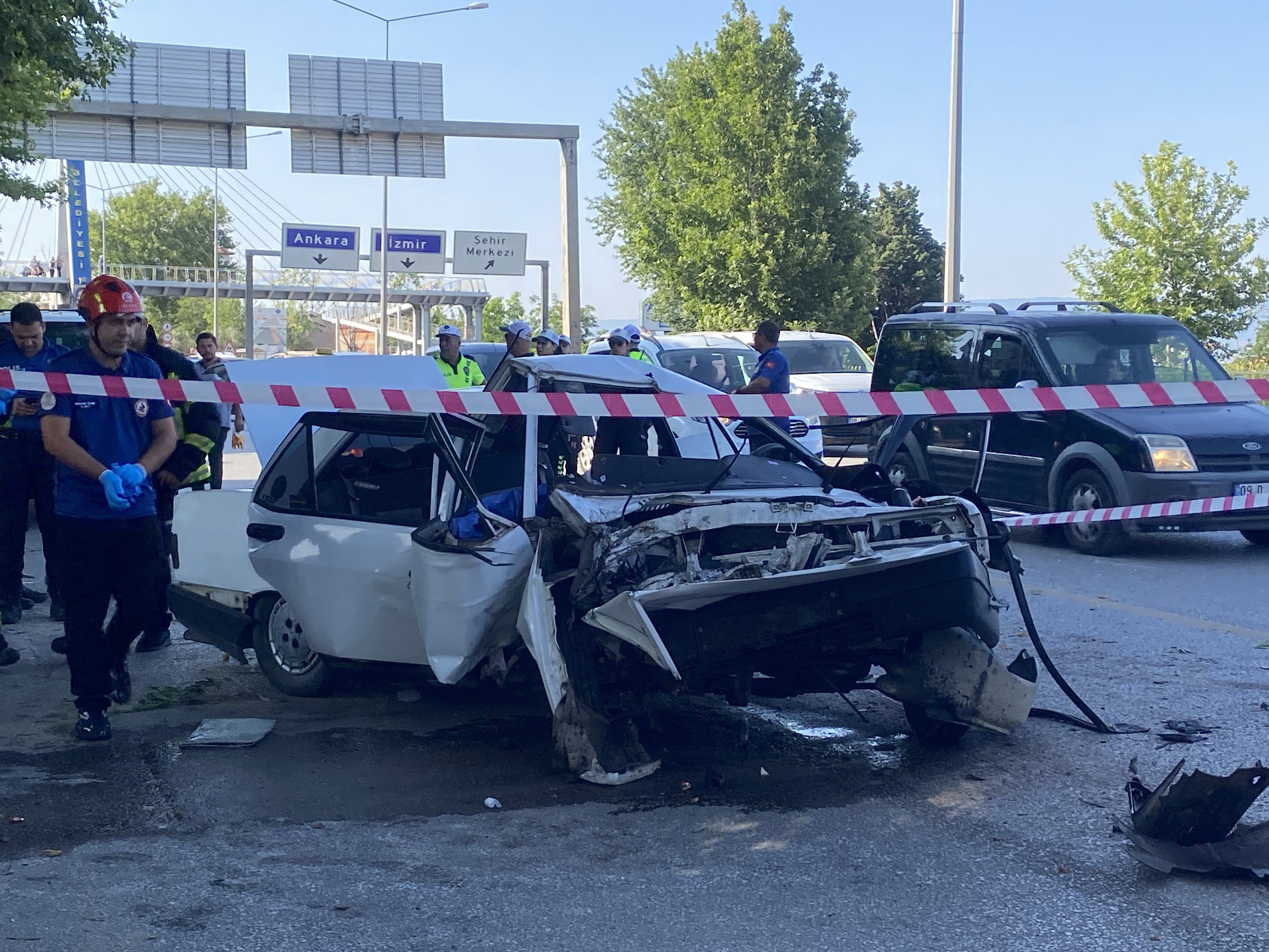 Ağaca Çarpan Tofaş Otomobilde 1 Kişi Hayatını Kaybetti, 4 Kişi Yaralandı (2)