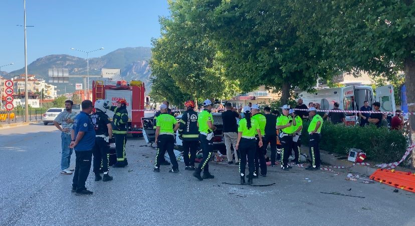Ağaca Çarpan Tofaş Otomobilde 1 Kişi Hayatını Kaybetti, 4 Kişi Yaralandı (7)