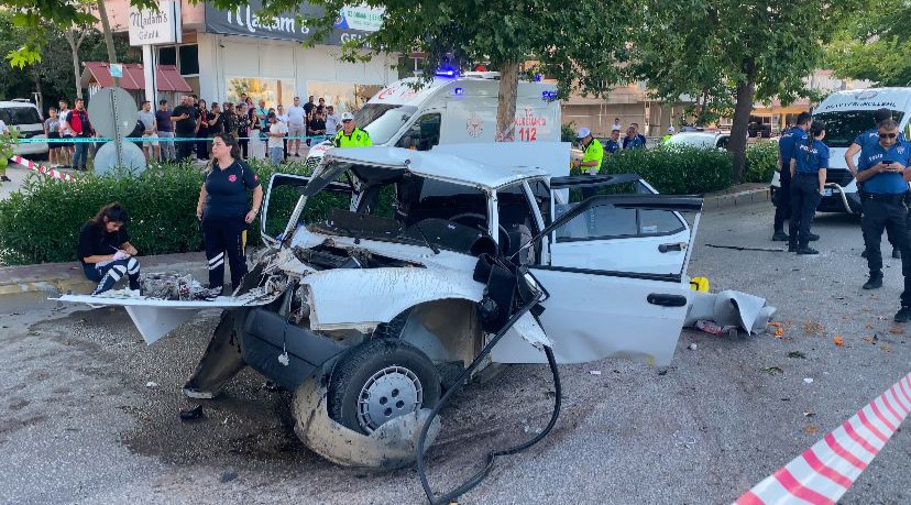 Ağaca Çarpan Tofaş Otomobilde 1 Kişi Hayatını Kaybetti, 4 Kişi Yaralandı