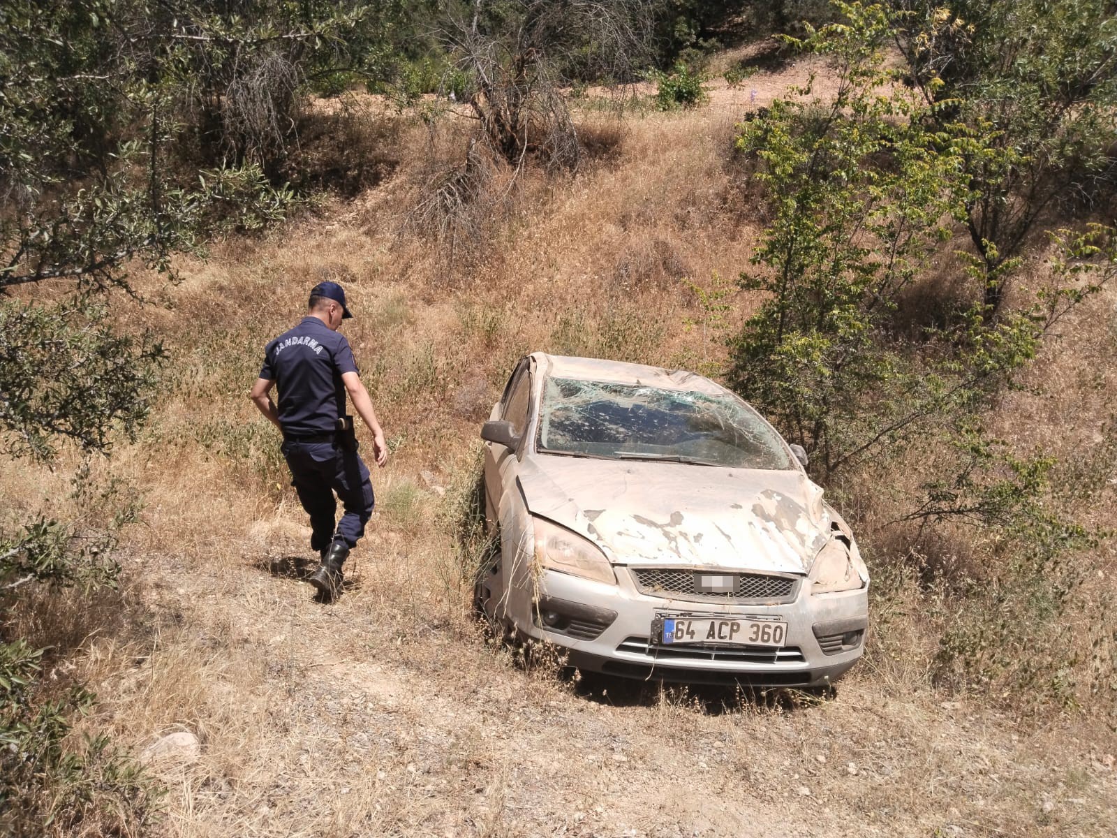 Araç Sürerken Uyudu, Eşi Uyarınca Panikleyip Şarampole Yuvarlandı (3)