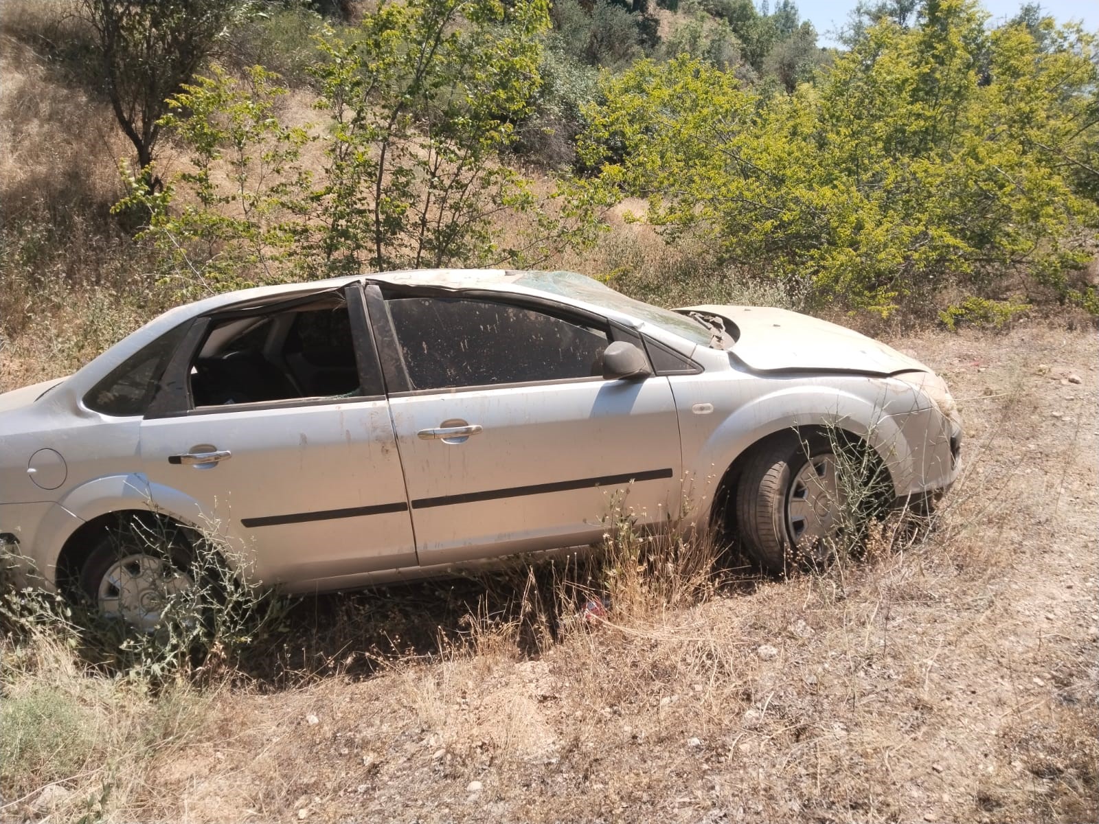 Araç Sürerken Uyudu, Eşi Uyarınca Panikleyip Şarampole Yuvarlandı