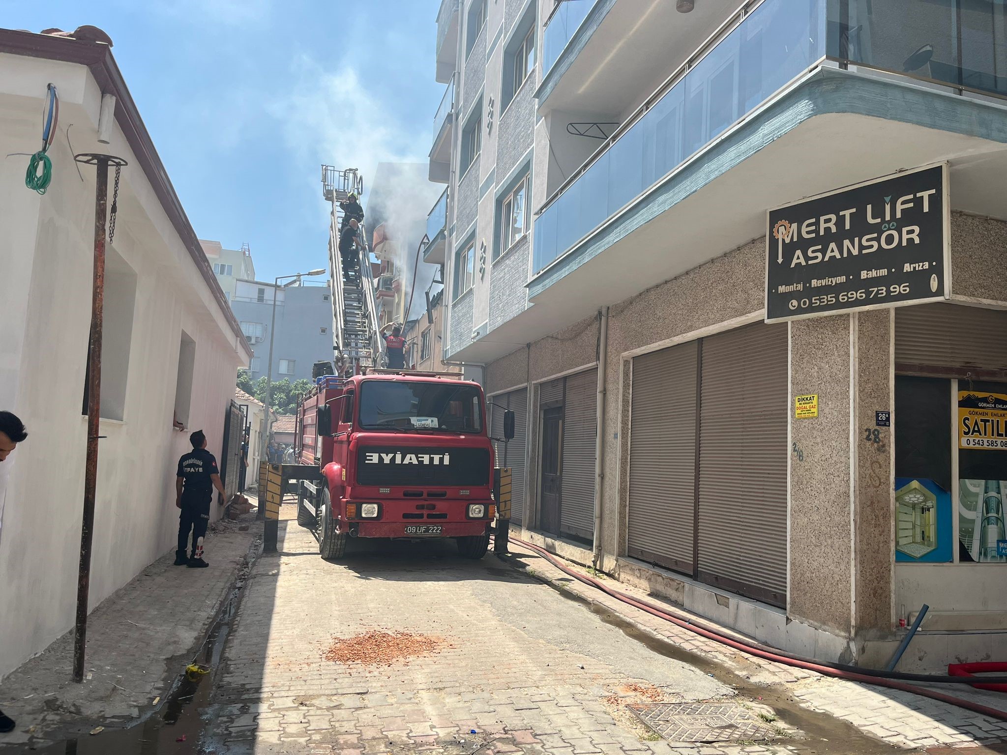 Aydın İncirliova’da Iki Katlı Evde Yangın Çıktı (2)