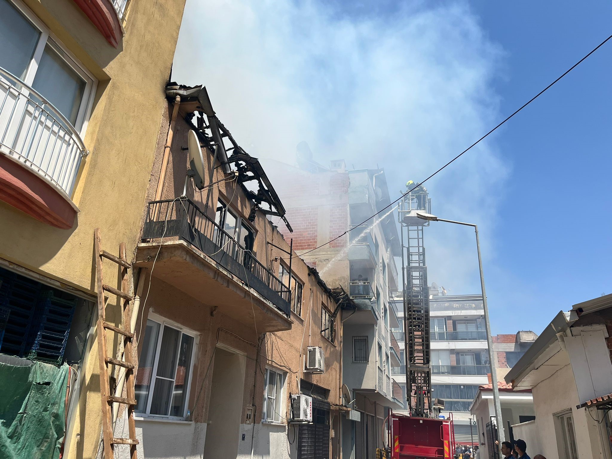 Aydın İncirliova’da Iki Katlı Evde Yangın Çıktı
