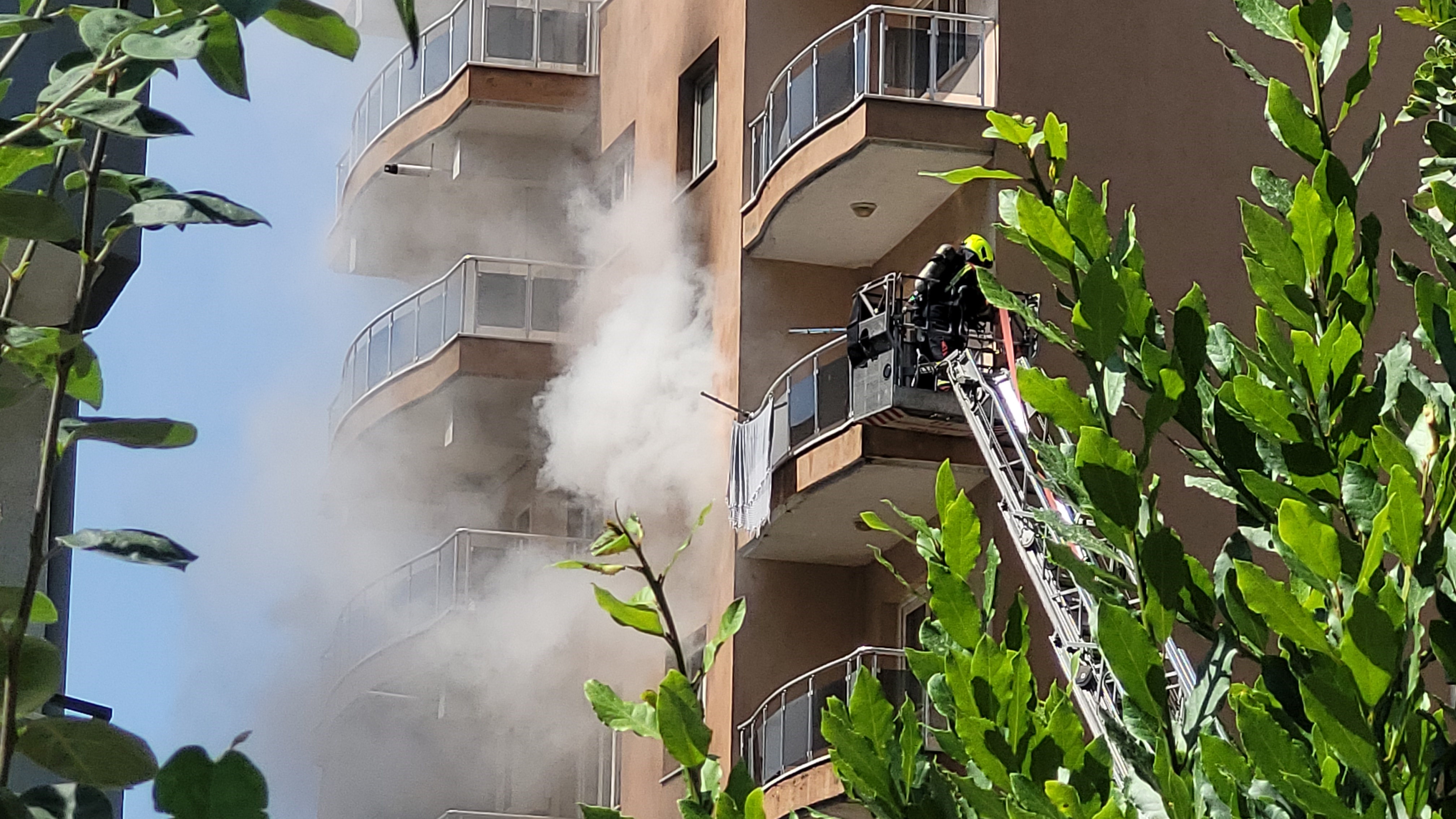 Aydın’da 7 Katlı Bina Tedbir Amaçlı Tahliye Edildi (3)