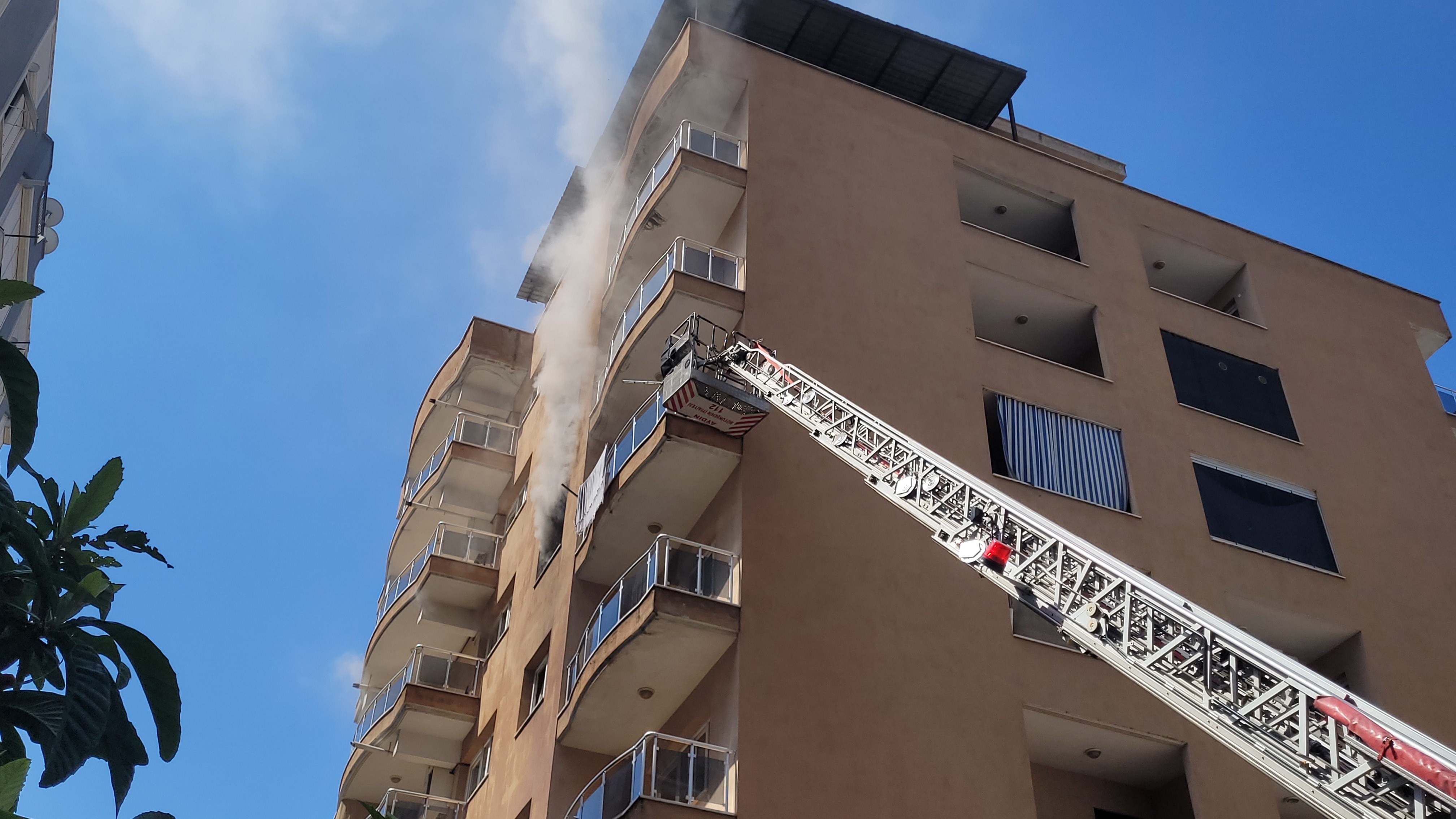 Aydın’da 7 Katlı Bina Tedbir Amaçlı Tahliye Edildi