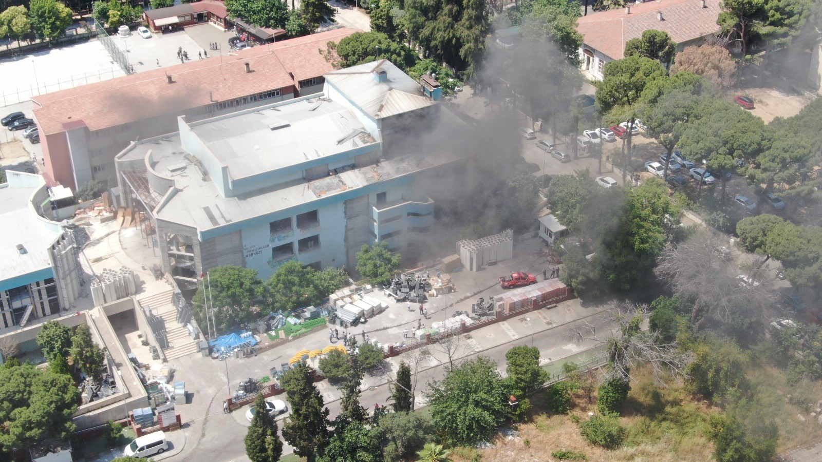 Aydın’da Gökyüzünü Kara Dumanlar Kapladı (2)