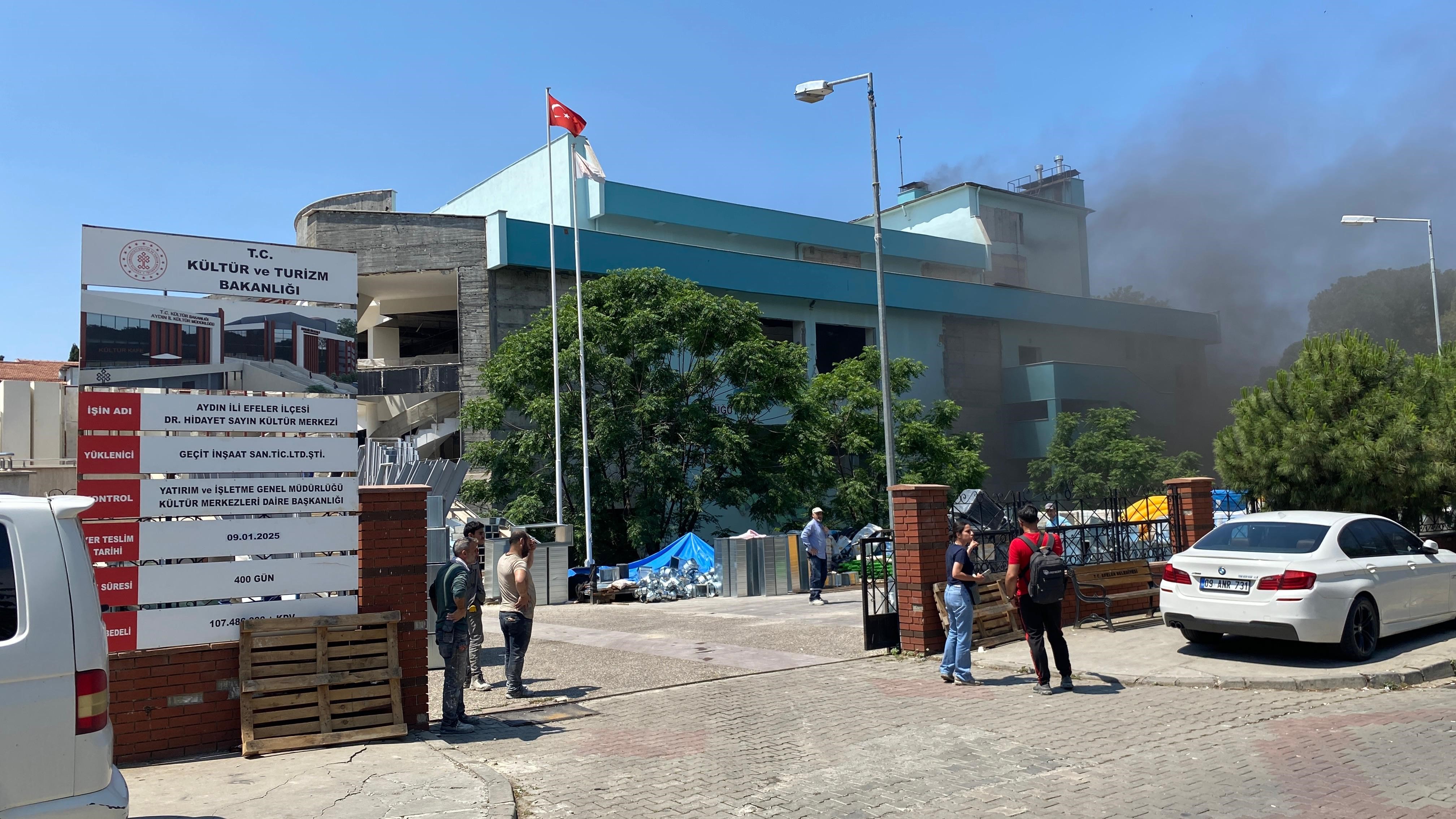 Aydın’da Gökyüzünü Kara Dumanlar Kapladı (3)