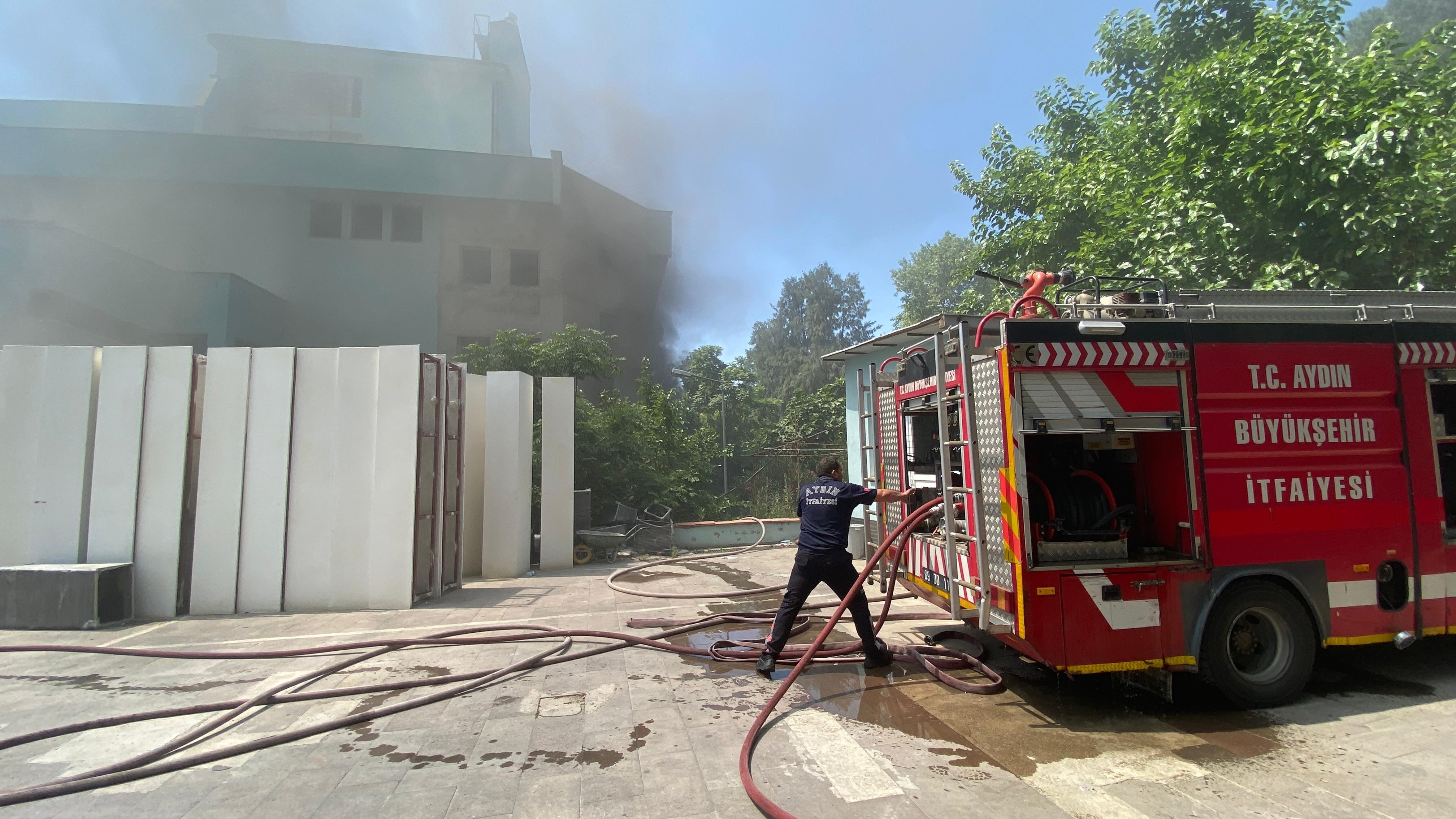 Aydın’da Gökyüzünü Kara Dumanlar Kapladı (7)