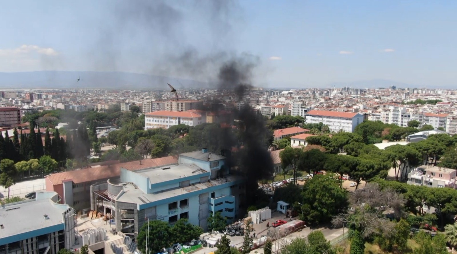 Aydın’da Gökyüzünü Kara Dumanlar Kapladı