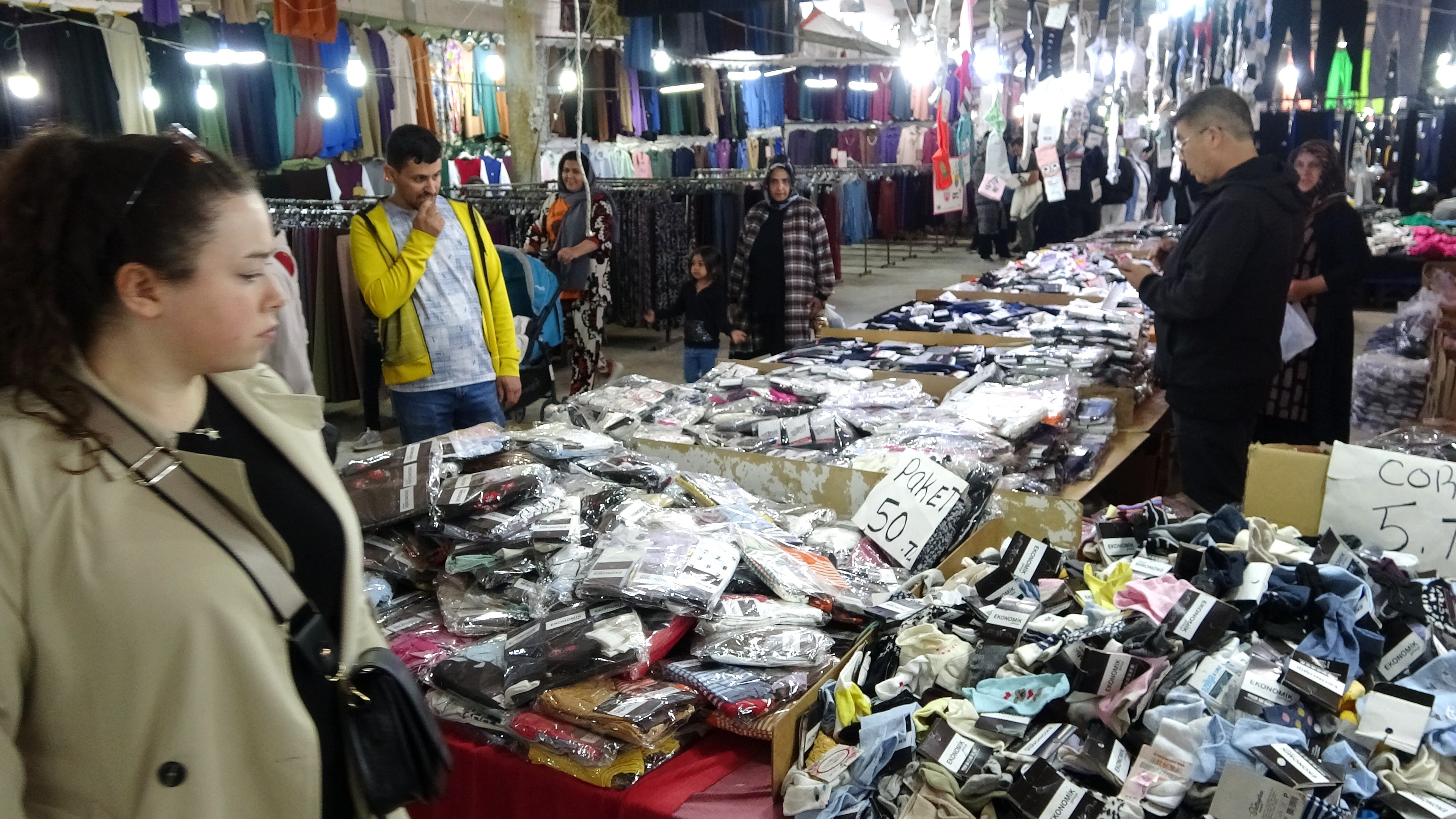 Bayram Pazarı Yoğun Ilgi Görüyor, Çevre Illerden De Gelenler Var (2)