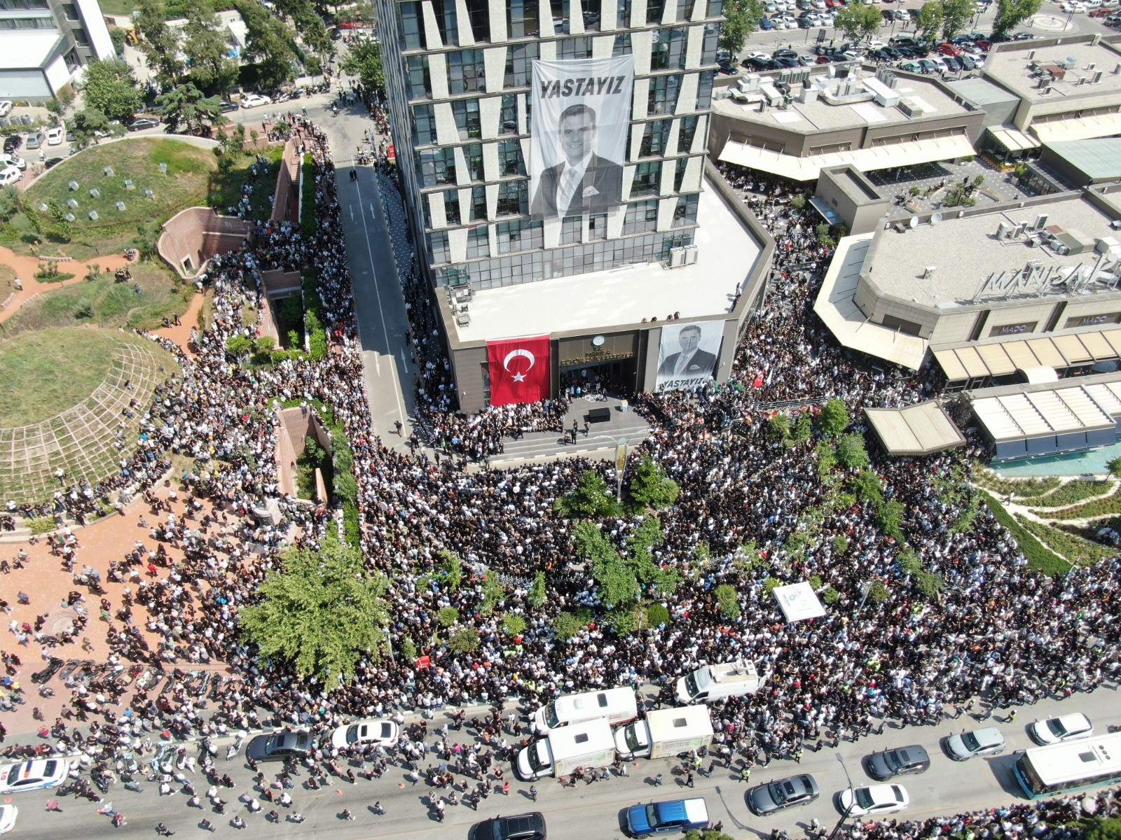 Belediye Önüne Başkan Zeyrek’e Acı Veda (2)