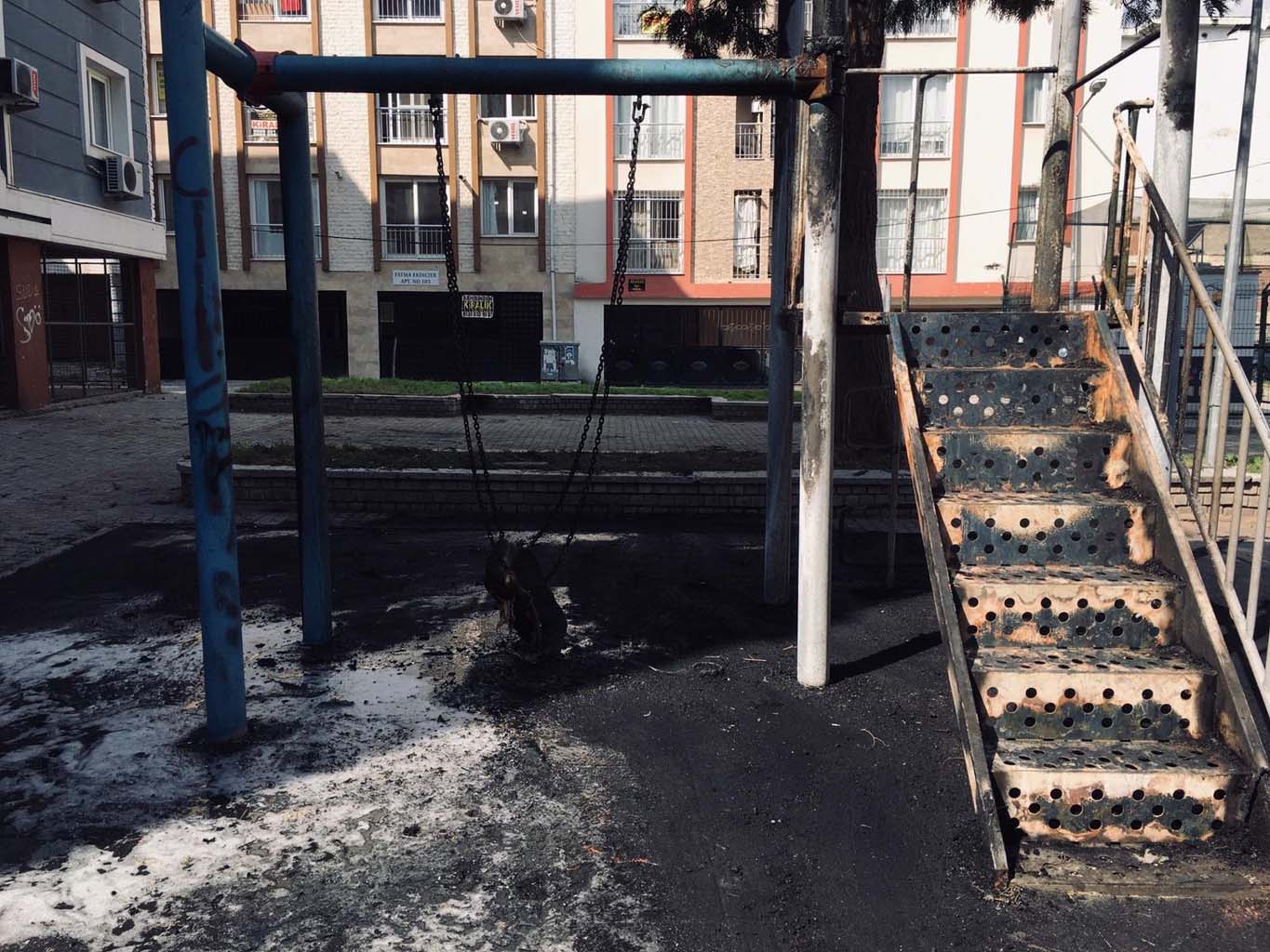 Burası Aydın Efeler! Çocukların Oynayacağı Alan Çöplüğe Döndü (7)-1