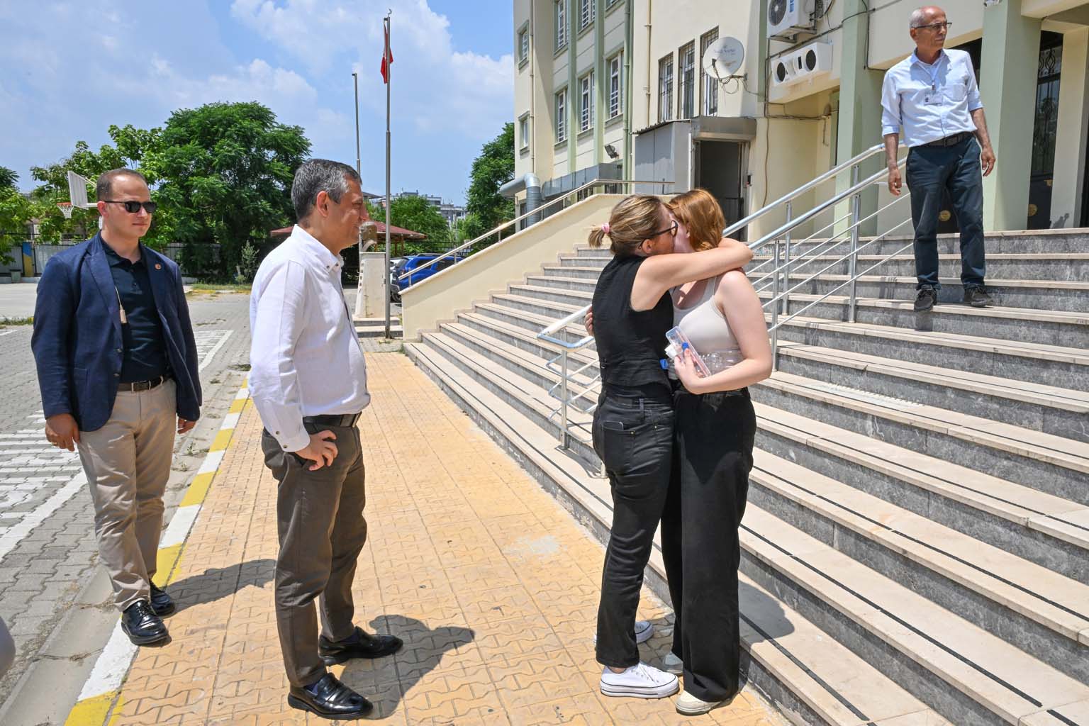Chp Lideri Özgül Özel, Merhum Ferdi Zeyrek’in Kızını Üniversite Sınavında Yalnız Bırakmadı (2)